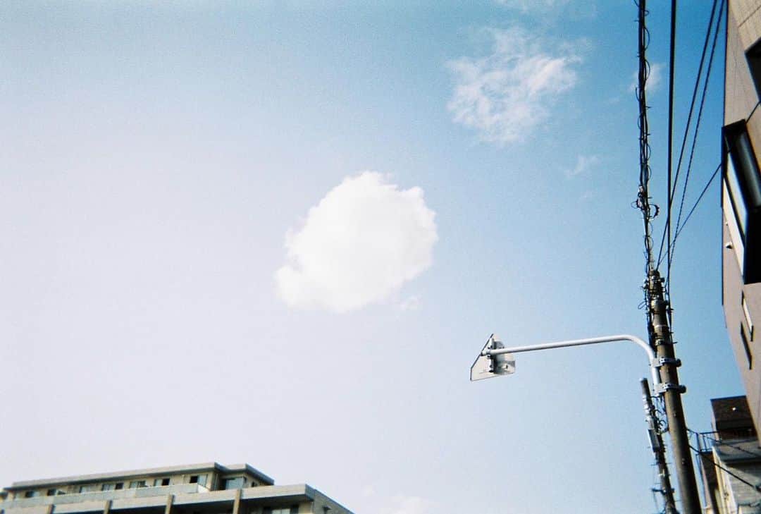大久保桜子のインスタグラム：「ちょんって感じの可愛い雲がいた。 おやすみなさいです。」