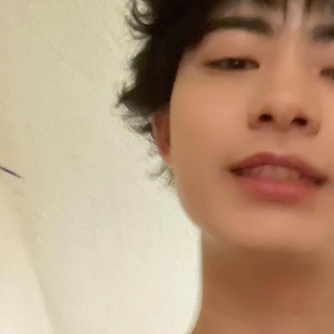 豊田裕大のインスタグラム：「「それってパクリじゃないですか？」第6話の放送です。 窪地的にも皆に馴染めるようにって心の重さを軽くしてお芝居をしていた6話です！是非ご覧下さい(^^)」