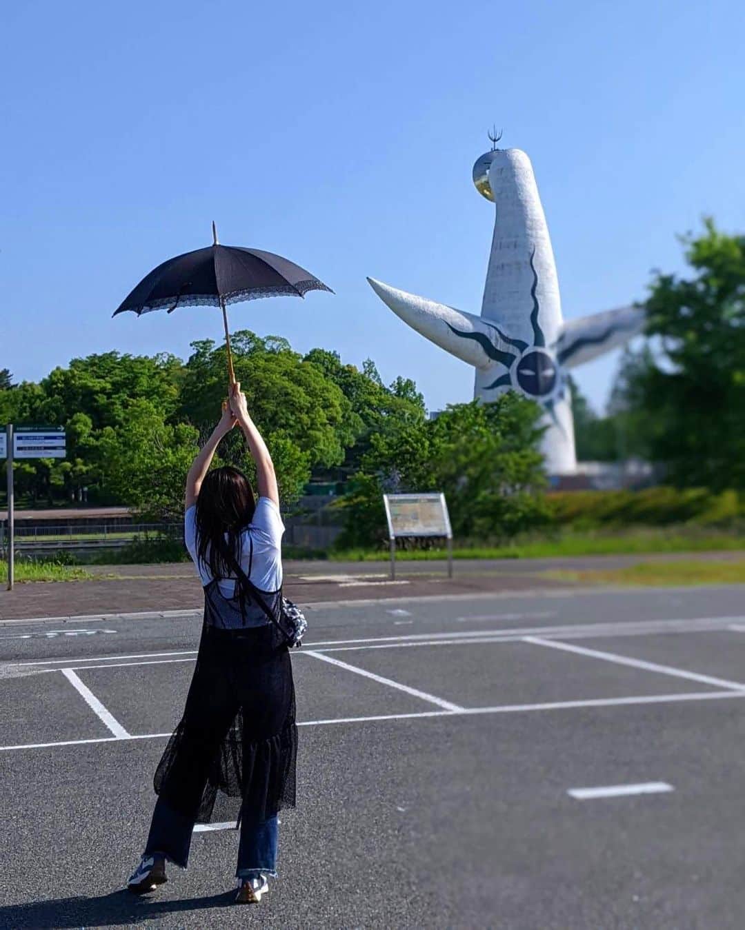 鈴木このみさんのインスタグラム写真 - (鈴木このみInstagram)「大阪ただいま🐙  #万博公園 #バラ園と日本庭園 #太陽の塔の裏側 #初めて見た🌞 #涼んでいこう〜」5月17日 21時47分 - konomin_official