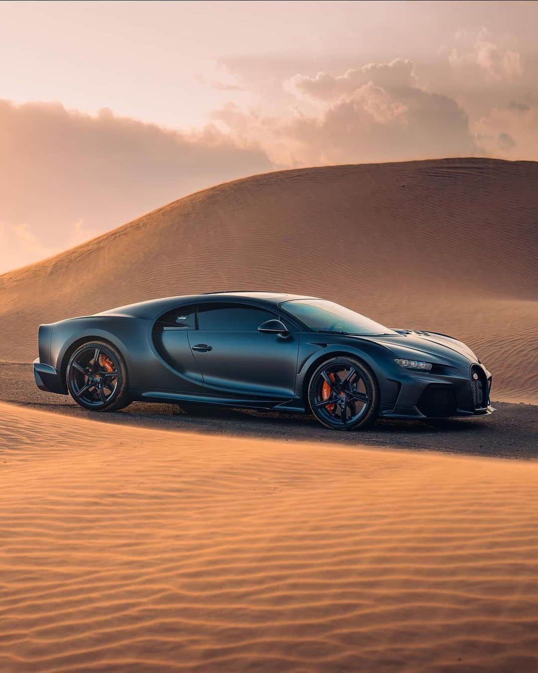 CarsWithoutLimitsのインスタグラム：「Wild #Chiron #SuperSports spotted by @alexpenfold  #carswithoutlimits #bugatti #carporn」