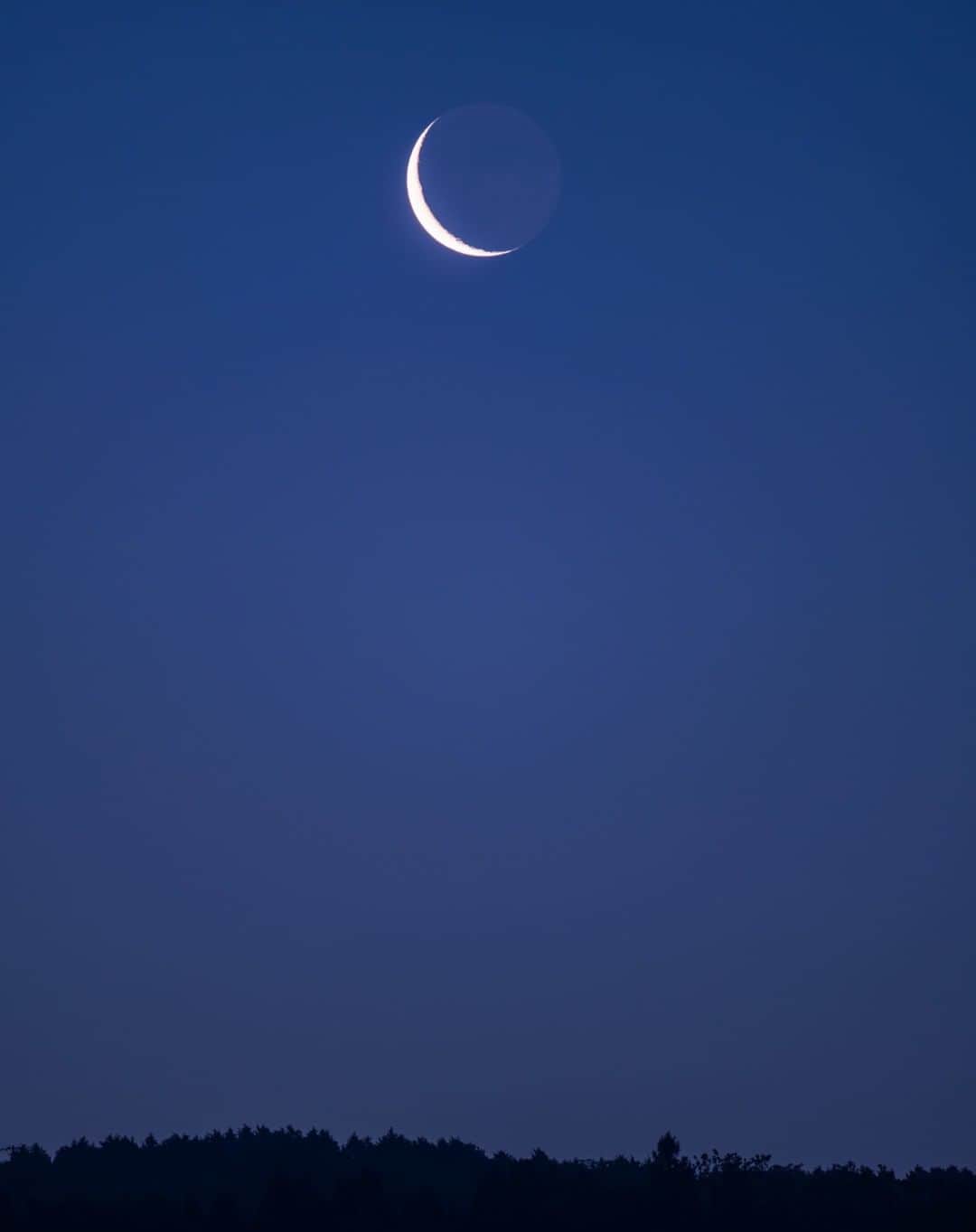 KAGAYAさんのインスタグラム写真 - (KAGAYAInstagram)「夜明けの空に昇った二十七夜の月。 朝の明るい空にとけていくように見えなくなりました。 （本日早朝、静岡県にて撮影） 今日もお疲れさまでした。」5月17日 21時51分 - kagaya11949