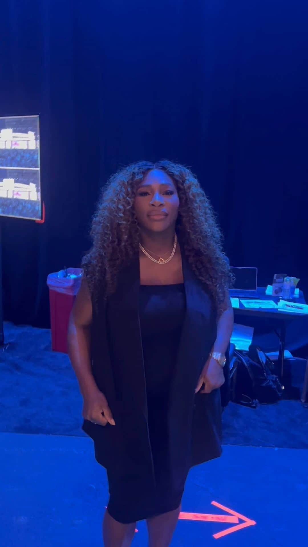 セリーナ・ウィリアムズのインスタグラム：「Just waiting backstage to announce Serena in the arena」