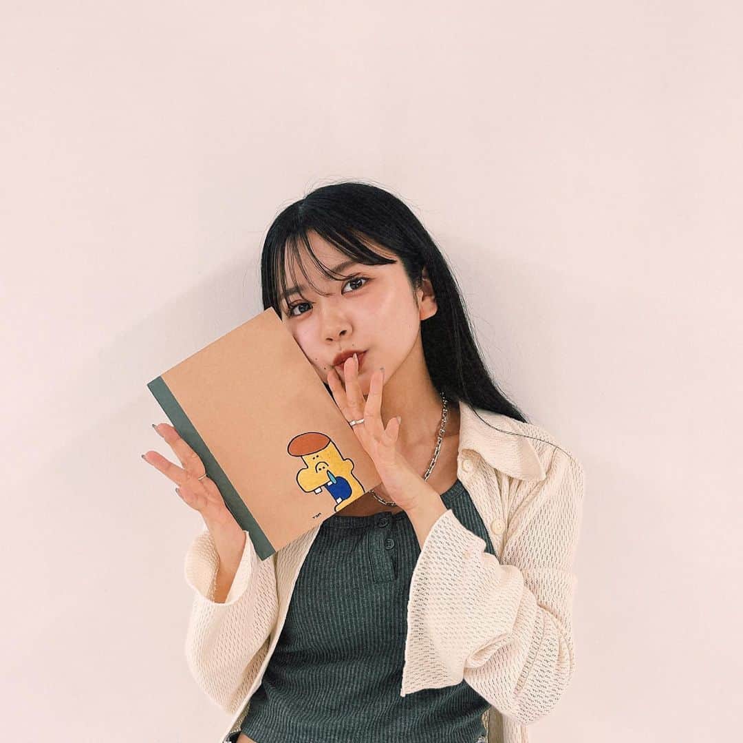 高梨優佳のインスタグラム：「🏫  レッスン中に思った事とか 忘れたくない事を書いてるノート💭💙  昔から メモはiPhoneじゃなくて 圧倒的手書き派。 ✒️」