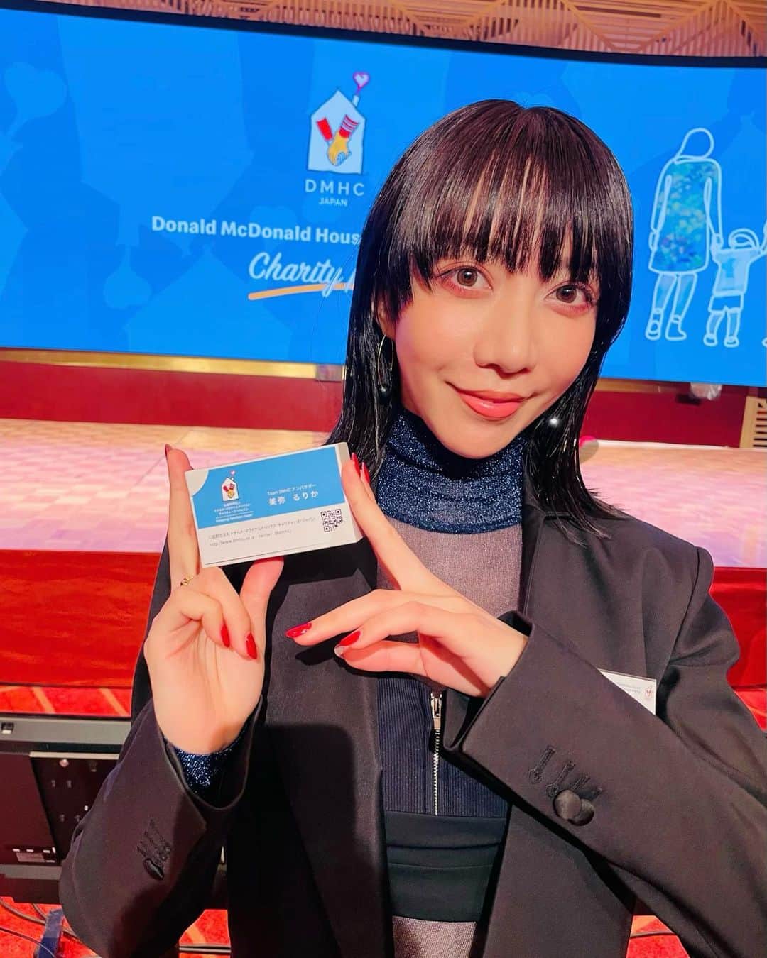 のインスタグラム：「ドナルド・マクドナルド・ハウスのチャリティパーティに参加させていただきました！  深堀圭一郎さん、北澤豪さん、石田ひかりさん、和泉元彌さんと共にDMHCアンバサダーとして紹介していただき、大変光栄でした😌  私がサポーターとして活動に参加したのが2021年のコロナ禍という事もあり、利用者の方々との交流がなかなか取れずにいましたが、これからはエンターテイメントの力をもって、一人でも多くの方々の笑顔に繋がるような活動をたくさんしていけたらと思っています。  そして、いつも募金活動などにご協力いただいている皆さまのお気持ちに心から感謝しています✨ありがとうございます！  病気と向き合っている子どもたちや、そのご家族の為に微力ながら精一杯活動していまいりますので、これからも宜しくお願いいたします🙌🏻  #DMHC #アンバサダーの名刺 #いただきました！ #ドナルドさん初対面🍟 #ポーズ伝授してもらったよ🫶」