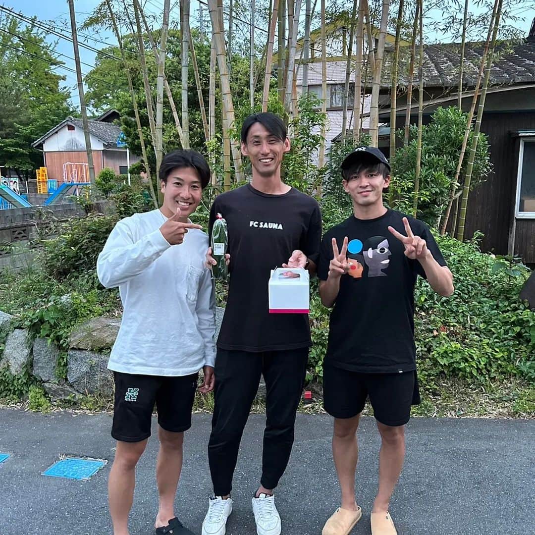 岡本昌弘のインスタグラム：「本日ついに40歳になりました。 皆様にお祝いのお言葉を頂きました。ありがとうございます！ １日１日を大切に生きていきたいと思います。 河波選手と楢原選手にケーキとキュウリをプレゼントしてもらいました。やりすぎです。 我が家ではカッパのプレートをプレゼントされました。やりすぎです。  こんなわたくしですが皆様どうぞよろしくやってくださいませ。  #誰がカッパや」