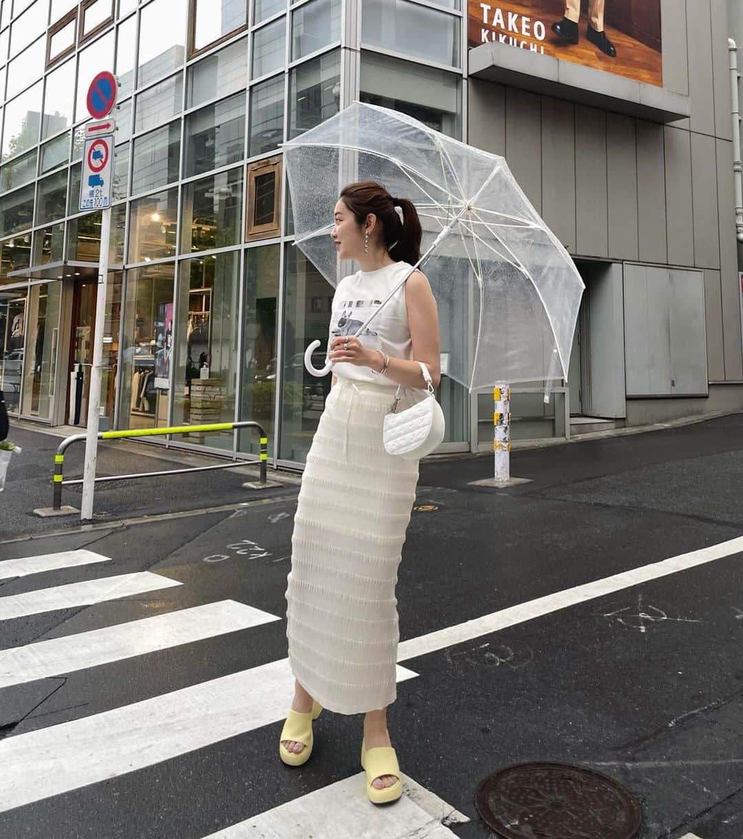 mina hinokuchiのインスタグラム：「. SALON by ChicoラインのフォトTのリブニットスカート。  スカートは同じ素材のアメスリタンクも作ってるので、一緒に合わせてセットアップでも☀︎  フォトTはホワイトとブラックの2色で、カラーによってプリントも異なります🐕♡  . #SALONbyChico #Chico #チコ #ワントーンコーデ #フォトt」
