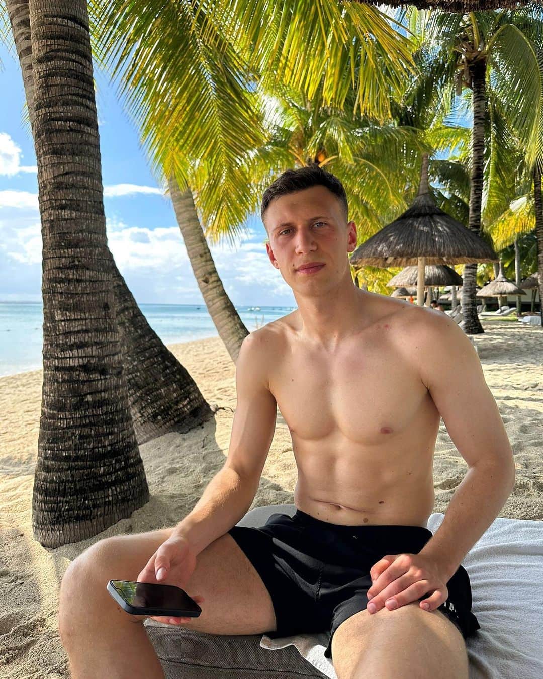 クリスティアン・ビエリクのインスタグラム：「Lovely week away! Unforgettable experience and beautiful views! Swimming with dolphins… WOW🥰☀️🐬🇲🇺」