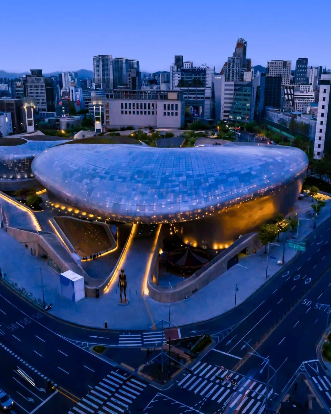 Airbnbさんのインスタグラム写真 - (AirbnbInstagram)「One, two, connect! For the first time ever, K-Pop stars @enhypen will open the doors to an overnight stay at the iconic Dongdaemun Design Plaza—just in time for #SeoulFashionWeek. The top floor loft space has been entirely transformed, with guests getting the chance to stay *on* the runway (literally) and try on clothes from up-and-coming K-Designers. Booking opens on May 24th at 8AM KST at the link in our bio. #엔하이픈 #ENHYPEN」5月17日 21時59分 - airbnb