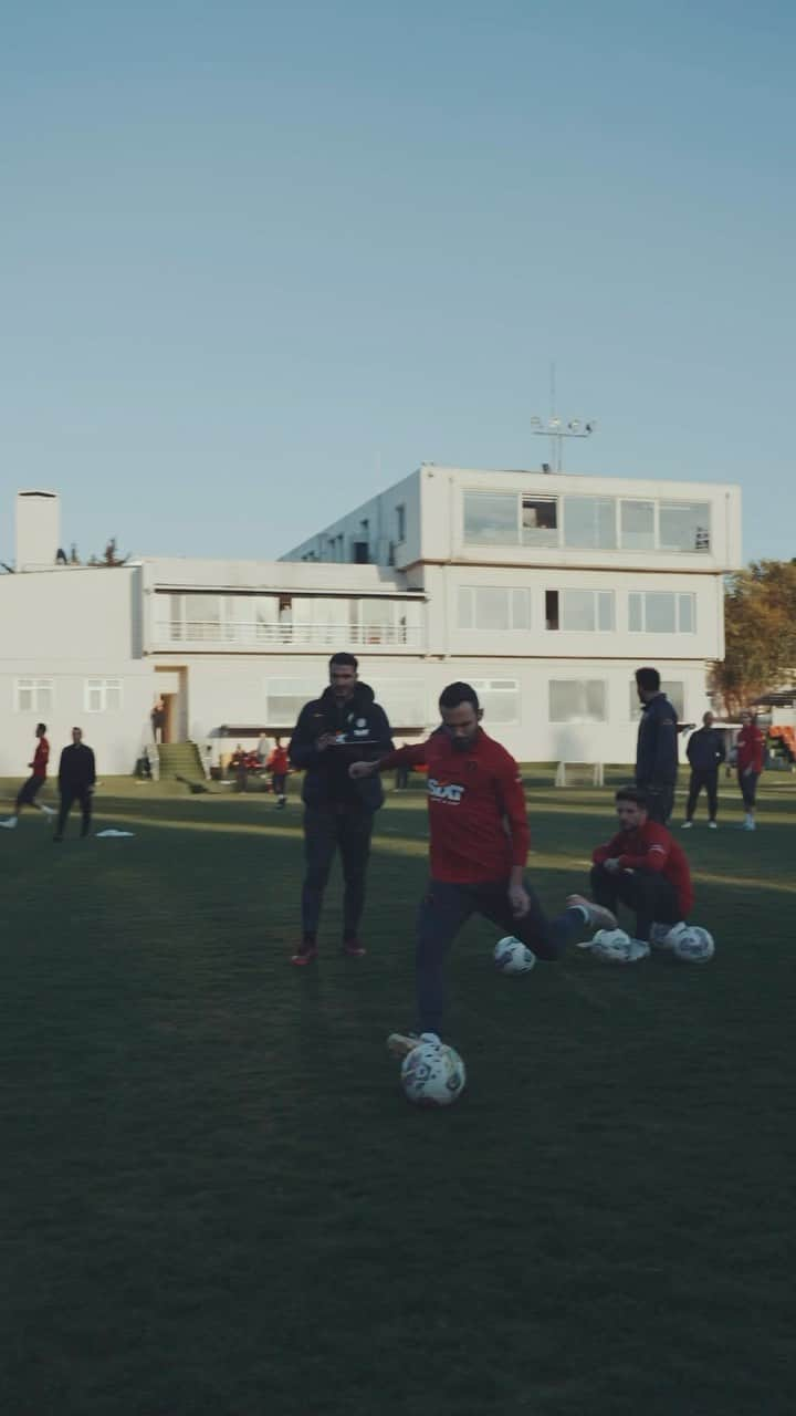 フアン・マタのインスタグラム：「We might need a taller wall please @galatasaray 💛❤️🙏🤷🏻‍♂️」