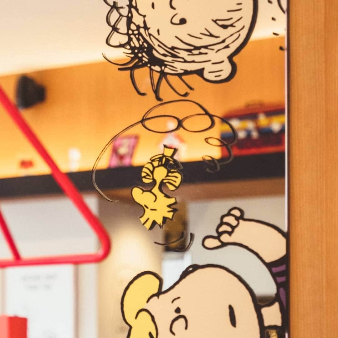 ピーナッツ カフェさんのインスタグラム写真 - (ピーナッツ カフェInstagram)「【COMING SOON】  \ 祝・1周年 /店内の人気フォトスポットがお家でも楽しめるパブミラーが PEANUTS Cafe 大阪に登場！ ⁡ 2023年5月20日にオープン1周年を迎えるPEANUTS Cafe 大阪。 1周年に合わせて、テーマコミックや内装アートをモチーフにしたアイテムを5月19日(金)より販売いたします。 ⁡ - ピーナッツ・ギャング パブミラー  ￥6,600 (tax in) ⁡ 店内にあるピーナッツ・ギャングのミラーを、お部屋にも馴染みやすい木目調のフレームで仕上げました。 ディスプレイとして、壁に立て掛けるように飾っていただくのがおすすめです。 ⁡ また、カフェのフォトスポットとは異なる“ウッドストック”の表情も見逃せないポイント◎ ⁡ 他にも、トートバッグ専門ブランド『ROOTOTE』とのコラボレーションアイテムが登場！ 詳しくは引き続き、HPやSNSをチェックしてみてくださいね◎ ⁡ ■販売日 2023年5月19日(金) ⁡ ■販売店舗 PEANUTS Cafe 大阪 PEANUTS Cafe オンラインショップ　 https://www.peanutscafe.jp/online/ ⁡ @peanutshotel @peanutscafe_tokyo @peanutsdiner」5月17日 22時00分 - peanutscafe_tokyo