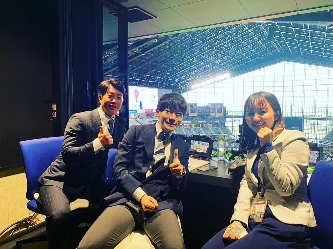 中村剛大のインスタグラム：「【エスコンF初実況】  5/16 遅ればせながら初めてファイターズの新球場・エスコンフィールドで実況を担当しました。  これからここが自分の仕事場になるんだなーと、色々な事を感じながら放送に臨みました。  試合を伝えられる機会が1試合でも多くありますように。  これからも日々研鑽します。  今季もUHBの野球中継を宜しくお願いします✨⚾️  #lovefighters  #エスコンフィールド北海道  #北海道日本ハムファイターズ #プロ野球 #実況 #アナウンサー #uhb」