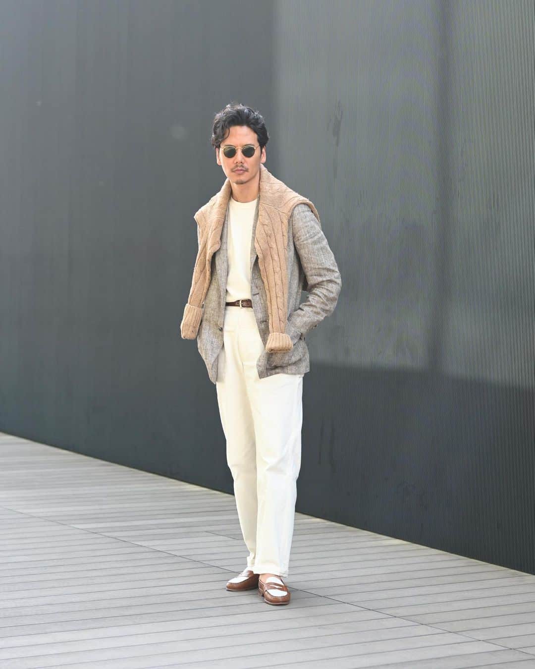 Shuhei Nishiguchiのインスタグラム：「"Always Natural and Classic"◀︎◀︎◀︎8pics いつも自分自身が自然体で居られるような装いをしていたいですね。  【ITEM】 Jacket： @belvest  T-shirt： discuss athletic 90's Knit： @poloralphlauren  Trousers： oshkosh 70-80's Belt： @thesole_official  Shoes： @colehaan 80's Watch： @cartier 80's  #beamsf #mensstreetstyle #classicmenswear #vintagefashion #vintagewatch #mensweardaily #spezzatura #outfitmen」