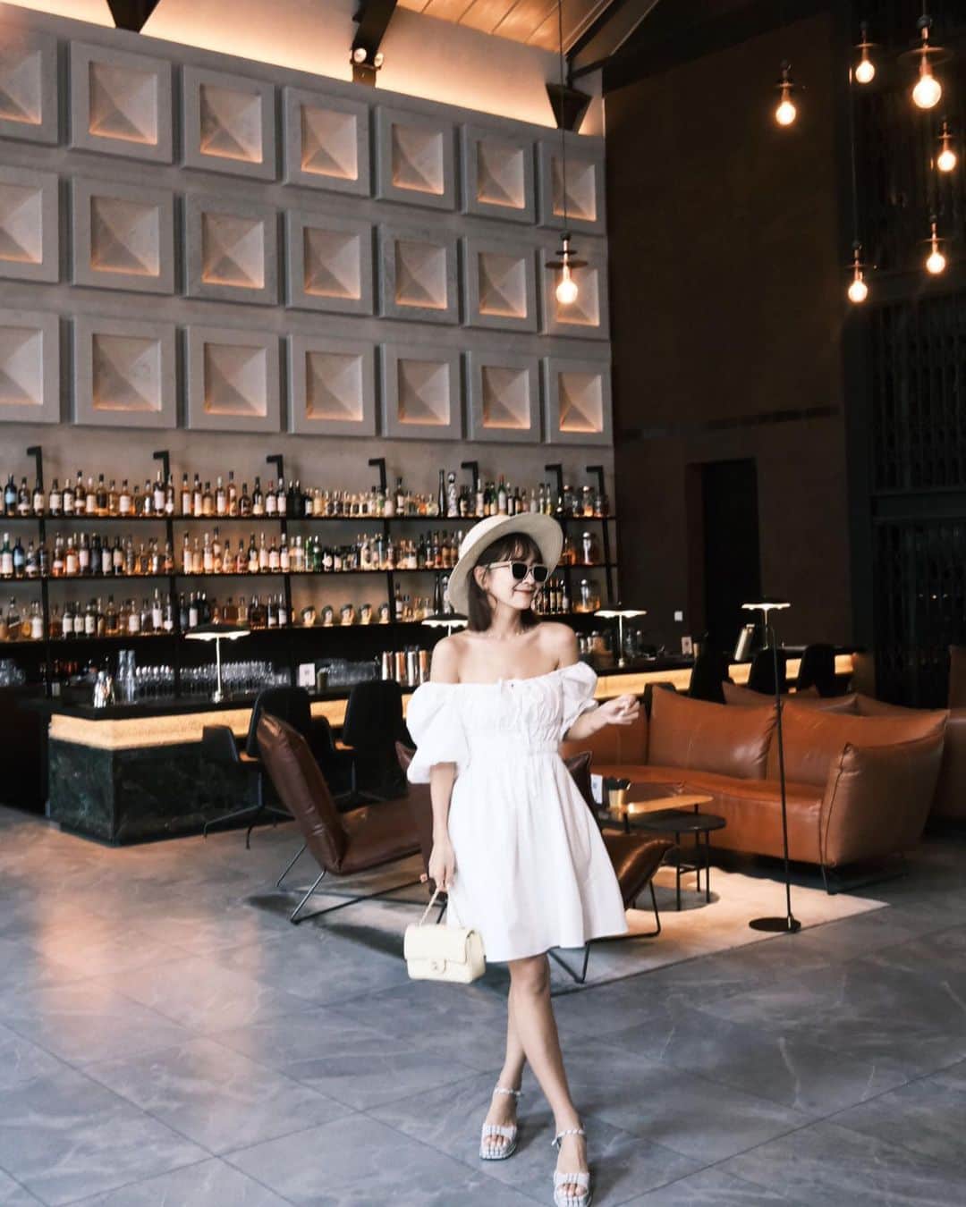 郭圈圈のインスタグラム：「一直存在我口袋名單的 @thewarehousehotel 🤎 當初就是被這個大廳設計驚豔到 愛到發一篇大廳特輯🥰 之後再來詳細介紹🫶🏻 / #lea_outfit  @marule.official ✨✨ - #singaporehotel #designhotel #thewarehousehotel #thewarehousehotelsg」