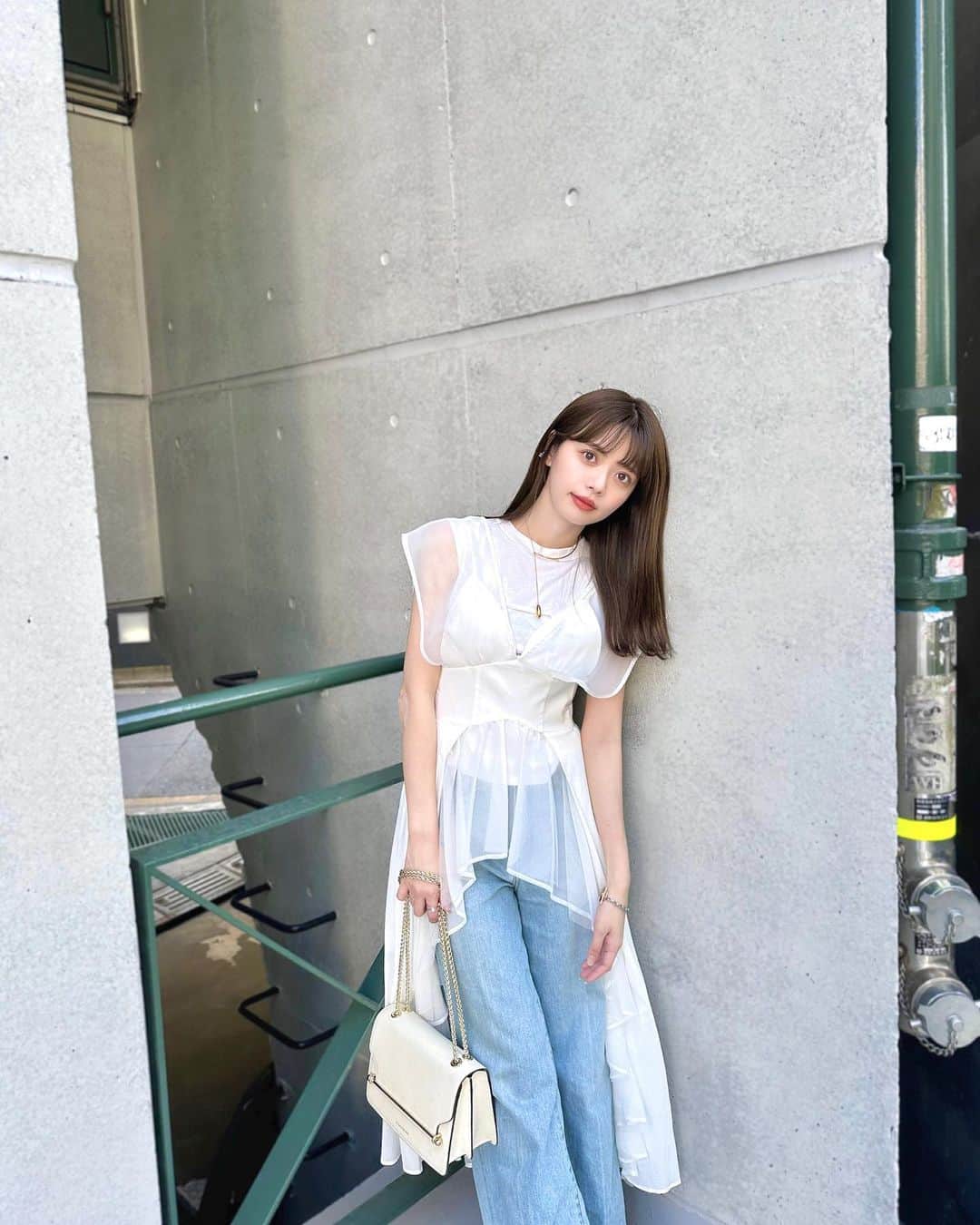 のインスタグラム：「🐬🤍🐳🤍🧢🤍  👖× white = my style❕❕  top @proportionbodydressing  bustier @labelleetude_official  bag @strathberry  #me #tbt #ootd #denim #jeans #sandals #bustier #labelleetude #bag #strathberry」