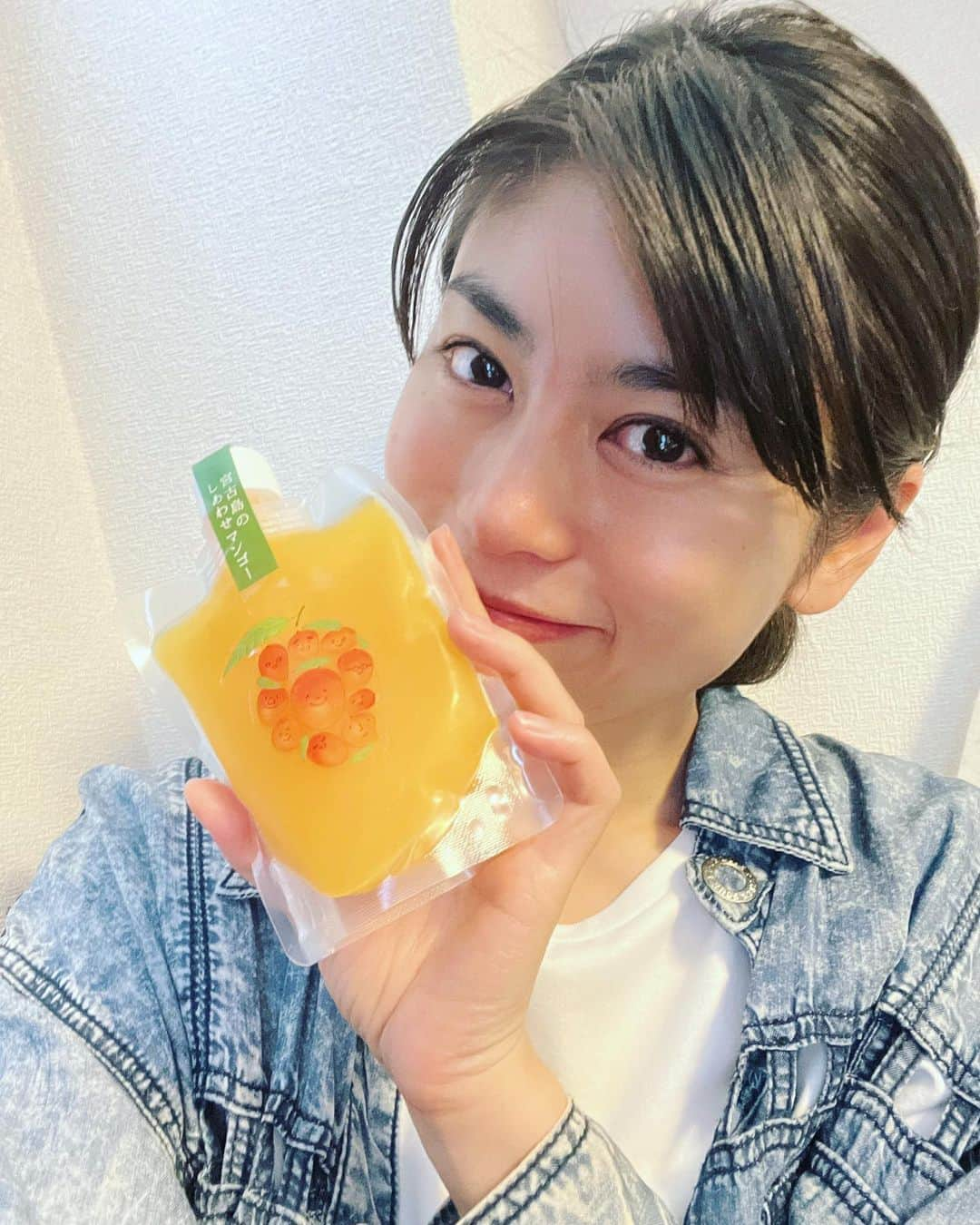 芳野友美さんのインスタグラム写真 - (芳野友美Instagram)「昨日#宮古島のお土産 で#マンゴージュース をいただいて、今朝早速飲んだ☺︎ 　 #マンゴー 大好き☆そして今日の陽気で#南国気分 ♪最高！ ジュースはめっちゃ濃厚でマンゴーそのものでした！！ パッケージも可愛いね❤︎ 　 これは冷凍庫に入れてシャーベットもいいかも♪ もう一個あるから試してみよ☆ 　 さて明日放送です！！！お見逃しなくーーー！ 　 5月18日(木)23：59～ 読売テレビ（日本テレビ系列）「#勝利の法廷式 」CASE6　自立　出演します☺︎」5月17日 22時18分 - yumi_yoshino_1980