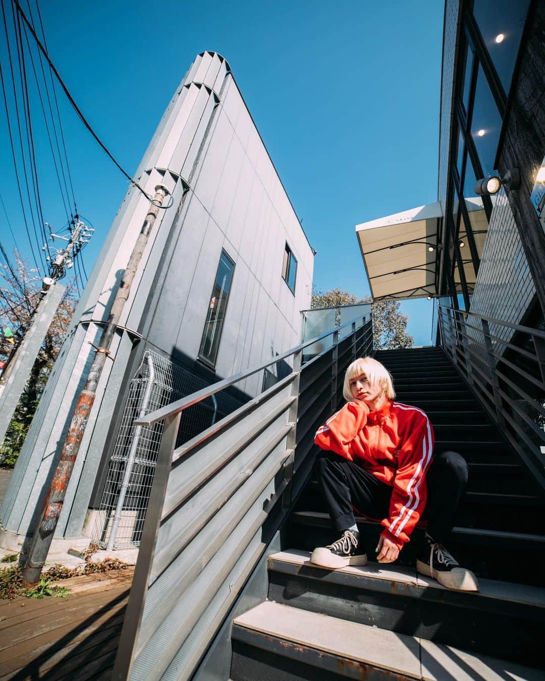 のインスタグラム：「Street Snap 真っ赤ってなんか好き！！  photograph @inuferi  ⁡ #ootd #原宿 #表参道  #きれいめカジュアル #カジュアルコーデ #シンプルコーデ #春コーデ #トラックジャケット #ビッグシルエット #オーバーサイズ #doublet #パンツ #kolor #exclusive」