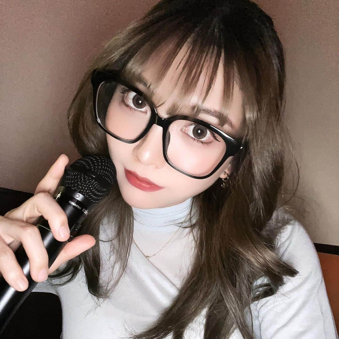 AYAさんのインスタグラム写真 - (AYAInstagram)「一人カラオケ🎤 余裕よな。でも見られんのまじ無理。  たまに入ってくるやつおるけど 酔ってんのかな😅👋🏻  #カラオケ#一人カラオケ」5月17日 22時11分 - _aya.x.26_