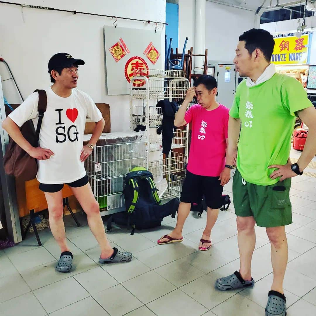 旅猿公式インスタグラムのインスタグラム：「今夜25:35から海外旅✈️『シンガポールでマーライオンを見まくりの旅』第3話🇸🇬とある乗り物でシンガポールの街を滑走❔動きやすい衣装も購入し、絶品チキンライスを堪能😋そして今回もガイドさん合流で東野さんが警戒心マックス😱ご期待ください🙇」