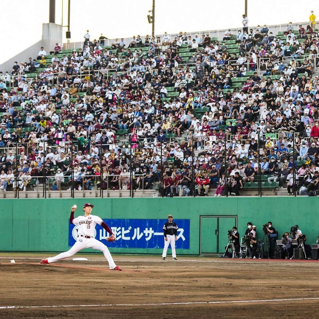 東北楽天ゴールデンイーグルスさんのインスタグラム写真 - (東北楽天ゴールデンイーグルスInstagram)「⚾️  ⚾️E 1-10 H⚾️ 4年ぶりの山形開催は終盤に大量失点を喫してしまい完敗。 先発の荘司選手は7回途中107球5安打3失点の力投‼️ 打線は2回に小郷選手がタイムリー3ベース🦅  #鷲が掴む #rakuteneagles #荘司康誠 #小郷裕哉  #鈴木翔天 #マイケルフランコ  #きらやかスタジアム」5月17日 22時13分 - rakuten_eagles