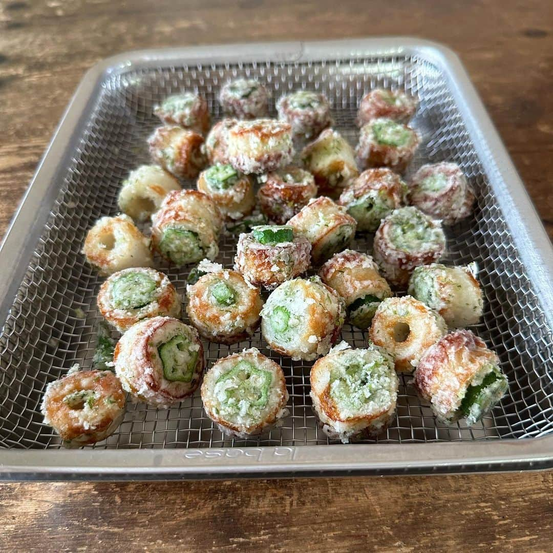 Tesshiさんのインスタグラム写真 - (TesshiInstagram)「ちくわの唐揚げwithオクラ Karaage Chikuwa with okra #yummy #homemade #healthy #chikuwa #okra #karaage #aonori #savory #おいしい #おつまみ #ちくわ #オクラ #磯辺揚げ #青海苔 #マカロニメイト #フーディーテーブル #手作り  ちくわ5本、オクラ5本、片栗粉大2〜、青のり大1〜、塩ひとつまみ、揚げ焼きする油など 5 Chikuwa, 5 okra, 2~ tbsp starch, 1~ tbsp Aonori seaweed, a pinch of salt and oil…」5月17日 22時13分 - tmytsm