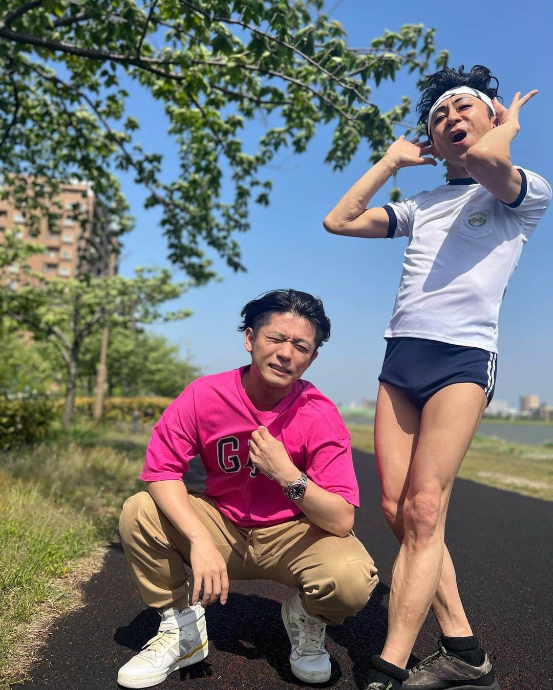 工藤淳之介さんのインスタグラム写真 - (工藤淳之介Instagram)「今日も暑かったですが明日は新潟県内でも30度を超える真夏日になる地点がさらに増える予想です。  服装で調整したり細めに水分補給をしたり熱中症に気をつけましょう …という注意喚起を促す暑苦しい写真でした😂  #夏日 #真夏日 #熱中症 #水分補給 #ブルマ #新潟市 #やすらぎ堤 #さとちん #美脚 #bsn #アナウンサー #暑さ対策万全 #工藤淳之介」5月17日 22時14分 - kudojun_nosuke_bsn