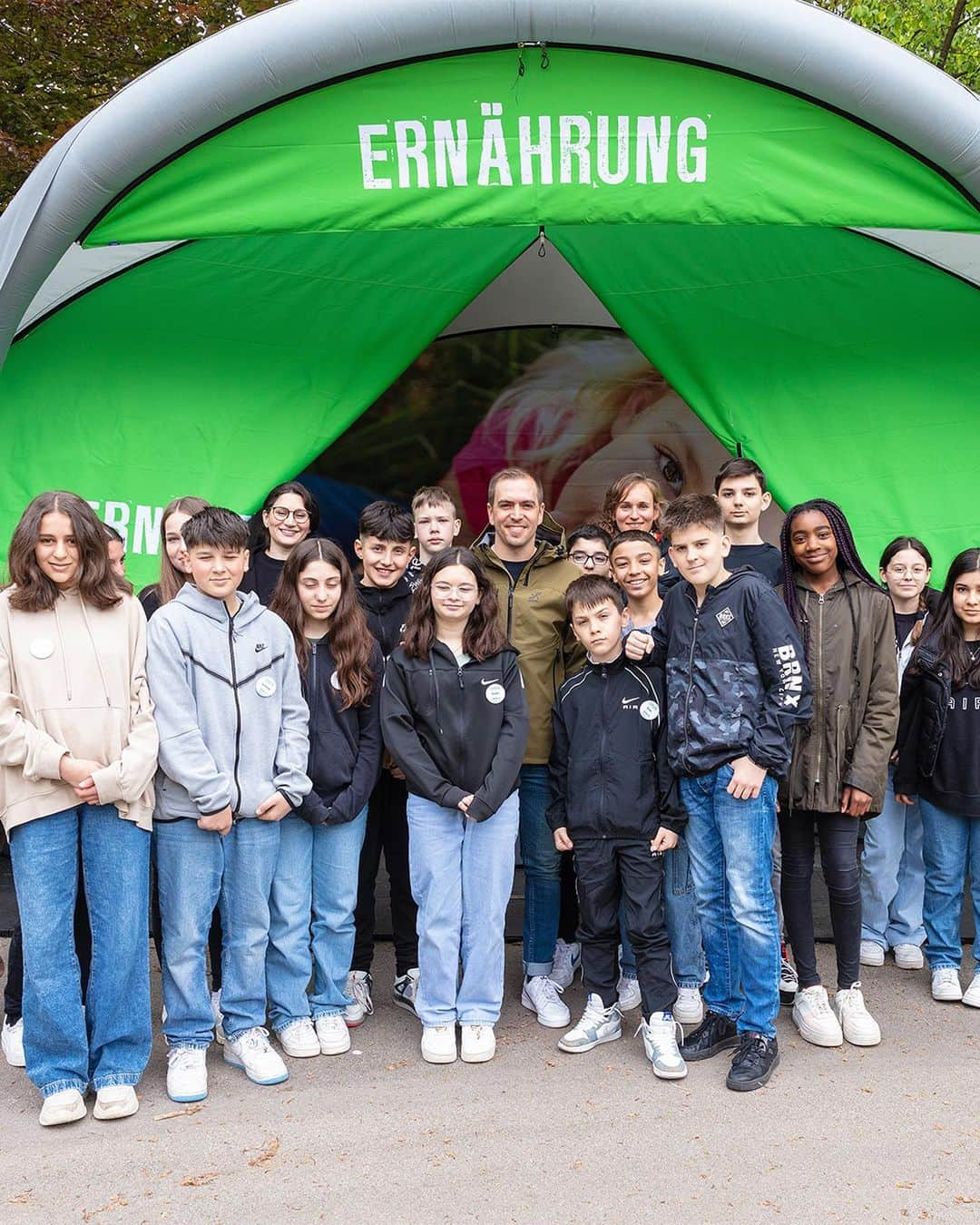 フィリップ・ラームのインスタグラム：「Es war mir eine Freude, die Lindenschule in Memmingen, als diesjährigen Gewinner der Philipp Lahm Schultour zu besuchen. In verschiedenen Workshops zu Bewegung, Ernährung und Persönlichkeit konnten die Schülerinnen und Schüler der Mittelschule nicht nur lernen, wie sie ihr Selbstvertrauen stärken können, sondern auch leckere Smoothies mixen. Ein großes Dankeschön gebührt unserem Partner, der @aokbayern, für die gute Zusammenarbeit und Unterstützung.」