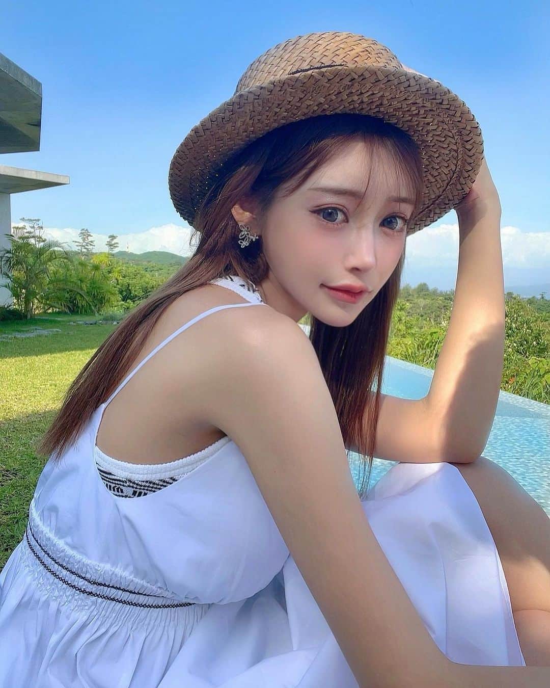 明日花キララのインスタグラム：「今日暑かったね👒 明日も夏日なので皆様熱中症にお気をつけください🚿 #このカラコン8月発売お気に入りです 🍉」
