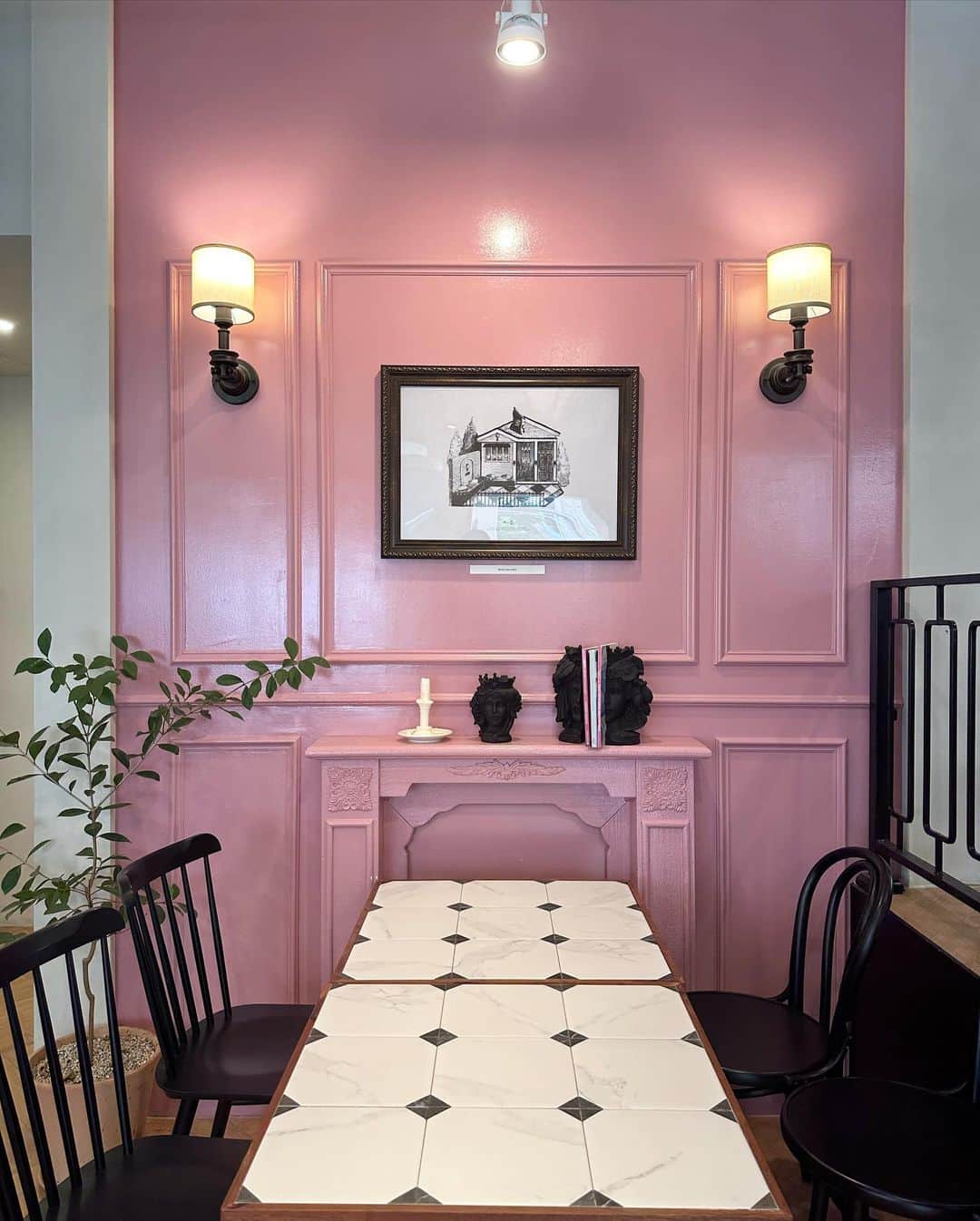 計良日向子（ひなひ）さんのインスタグラム写真 - (計良日向子（ひなひ）Instagram)「. 狎鴎亭にあるピンクのカフェ🎀🎼 @vesi_the_scone . . . . 大きい扉の外観から可愛すぎる🥹💕 カフェの中もピンクとブラックが 貴重になってて可愛すぎる♡ お目当てのピンクの席がちょうど 空いててラッキーだった🩰💞 . . . お昼過ぎに行ったんだけど、 ほぼケーキがなくってた😖人気😖！ 早めに行くのがおすすめだよ🤍 . . . 👗トップス　@grl_official . 👡サンダル　@grl_official . . . . #韓国旅行 #渡韓 #韓国カフェ #狎鴎亭 #狎鴎亭ロデオ #カフェ巡り #grl #グレイル #プチプラコーデ」5月17日 22時28分 - kerahinako1105