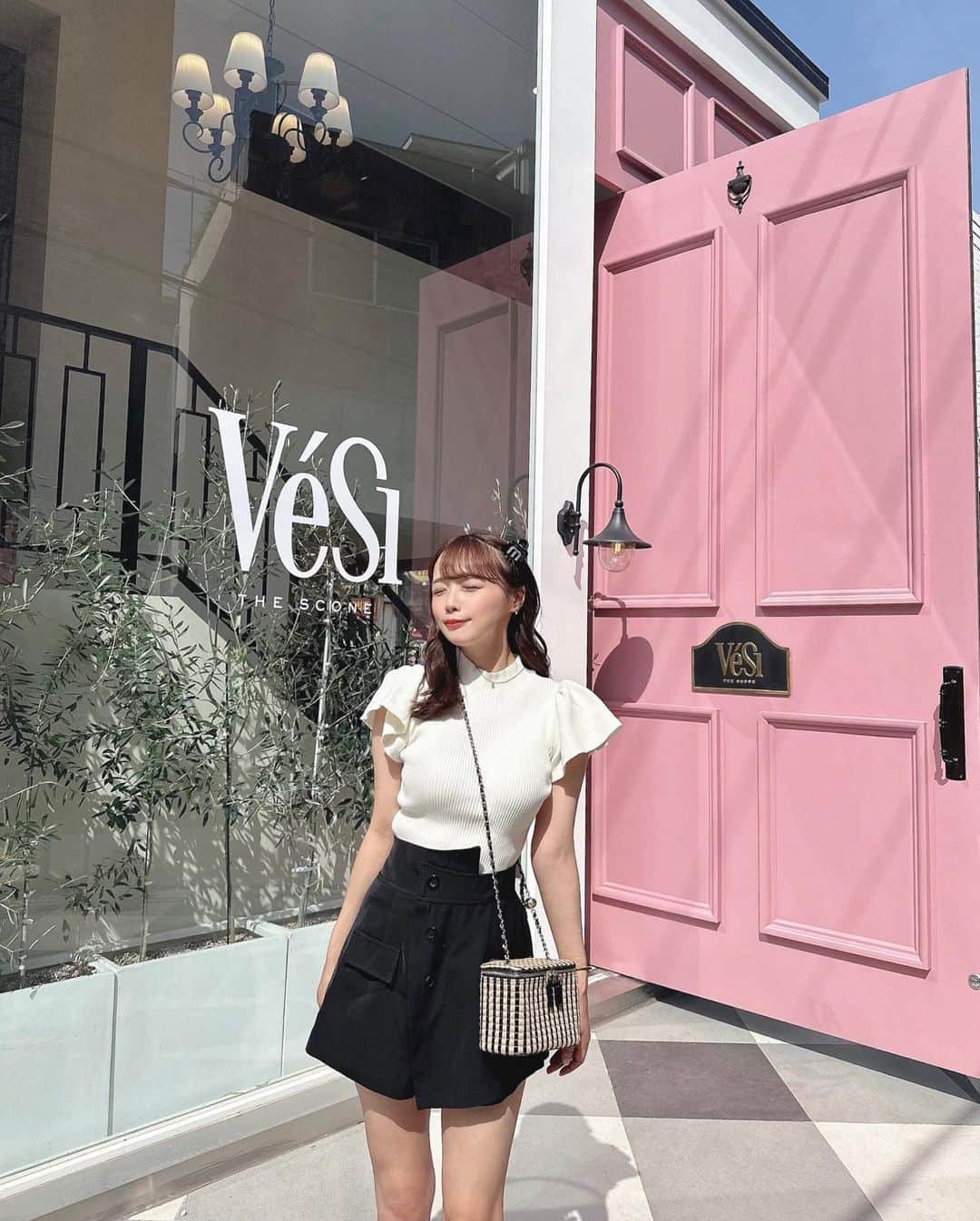 計良日向子（ひなひ）さんのインスタグラム写真 - (計良日向子（ひなひ）Instagram)「. 狎鴎亭にあるピンクのカフェ🎀🎼 @vesi_the_scone . . . . 大きい扉の外観から可愛すぎる🥹💕 カフェの中もピンクとブラックが 貴重になってて可愛すぎる♡ お目当てのピンクの席がちょうど 空いててラッキーだった🩰💞 . . . お昼過ぎに行ったんだけど、 ほぼケーキがなくってた😖人気😖！ 早めに行くのがおすすめだよ🤍 . . . 👗トップス　@grl_official . 👡サンダル　@grl_official . . . . #韓国旅行 #渡韓 #韓国カフェ #狎鴎亭 #狎鴎亭ロデオ #カフェ巡り #grl #グレイル #プチプラコーデ」5月17日 22時28分 - kerahinako1105