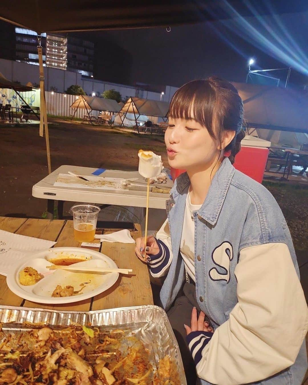 樺澤まどかさんのインスタグラム写真 - (樺澤まどかInstagram)「🥓  大学の親友たちとBBQ  何を話したかほぼ覚えてないけど とにかくめちゃくちゃ笑った  脊髄で話せる人たち  出会って丸10年経って 今年度から友達11年目🔥  みんなバラバラになって それぞれ仕事頑張ったり結婚したりしても 話す内容はずっと変わらないなぁ  エモ〜〜〜〜〜〜〜  #樺澤まどか  #bbq#最高の休日#友達#親友#焼きマシュマロ#エモ#エモい#脊髄反射  焼きマシュマロとビール、合う。」5月17日 22時21分 - kabasawa_madoka