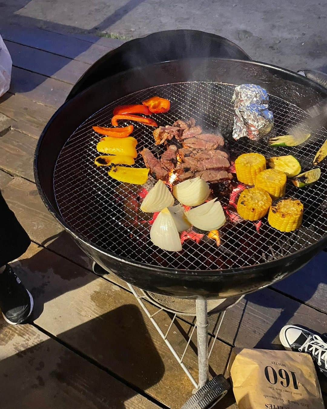 樺澤まどかさんのインスタグラム写真 - (樺澤まどかInstagram)「🥓  大学の親友たちとBBQ  何を話したかほぼ覚えてないけど とにかくめちゃくちゃ笑った  脊髄で話せる人たち  出会って丸10年経って 今年度から友達11年目🔥  みんなバラバラになって それぞれ仕事頑張ったり結婚したりしても 話す内容はずっと変わらないなぁ  エモ〜〜〜〜〜〜〜  #樺澤まどか  #bbq#最高の休日#友達#親友#焼きマシュマロ#エモ#エモい#脊髄反射  焼きマシュマロとビール、合う。」5月17日 22時21分 - kabasawa_madoka