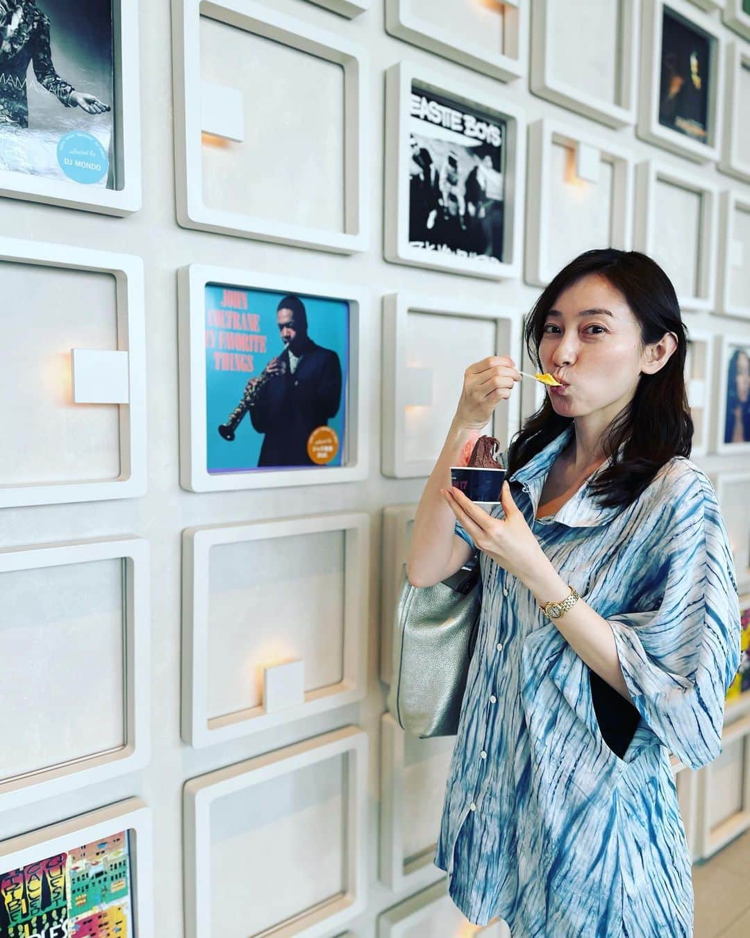 小橋めぐみのインスタグラム：「一気に夏日の今日は、ジェラート🍨 東急歌舞伎町タワーの17階　 JAM17 GELATERIAでは フレッシュなジェラートが食べられます😋 私は、スイカとダークチョコレート。 松下めぐちゃんは、トマト🍅とピスタチオ。 トマトは、これにオリーブオイルをかけても合いそうな、 オトナの味でした😋  #jam17gelateria #ジェラート #スイーツ #黄色いのは試食のマンゴー🥭 #東急歌舞伎町タワー」