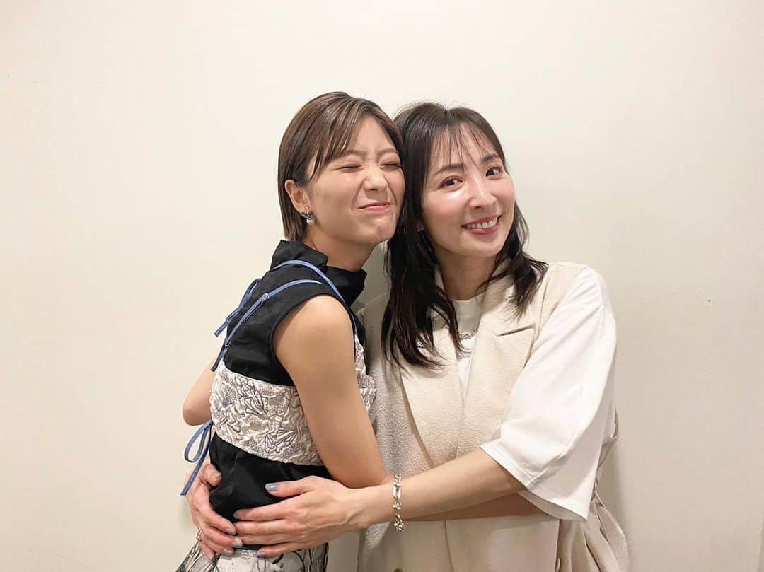 工藤美桜のインスタグラム：「上田と女が吠える夜 ありがとうございました！ あさこさんのお言葉にすごく救われました…ありがとうございます😭 ネガティブ思考ですが、自分では割と明るいネガティブだと思っておりますのであまりご心配なくです！！！！！（笑）  そして…ドラマで親子役として共演させていただきました、真飛聖さんと🥰🥰 普段からママー！と呼ばせていただいております。とっっても優しくて大好きなママ！！またご一緒できて嬉しかったなぁ…にっこにこが止まらない工藤でした。♡ #次お衣装のせますね #このお衣装かわいいです気になりますって言うお声が多くて嬉しかったです」