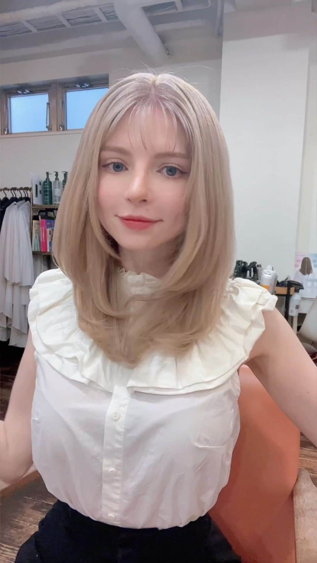 のインスタグラム：「Hair cut and ready for summer!! It’s already gotten so hot in Tokyo right?   As always I got my hair done at @number76_tokyo salon in Tokyo today! They have all English speaking staff so if you are visiting Japan on holiday and would like to experience a Japanese hair salon this is the best place to do so!  My hair cut, colour and styling is by @number76_sunada 🫶  #hairsalon #transitionvideo」