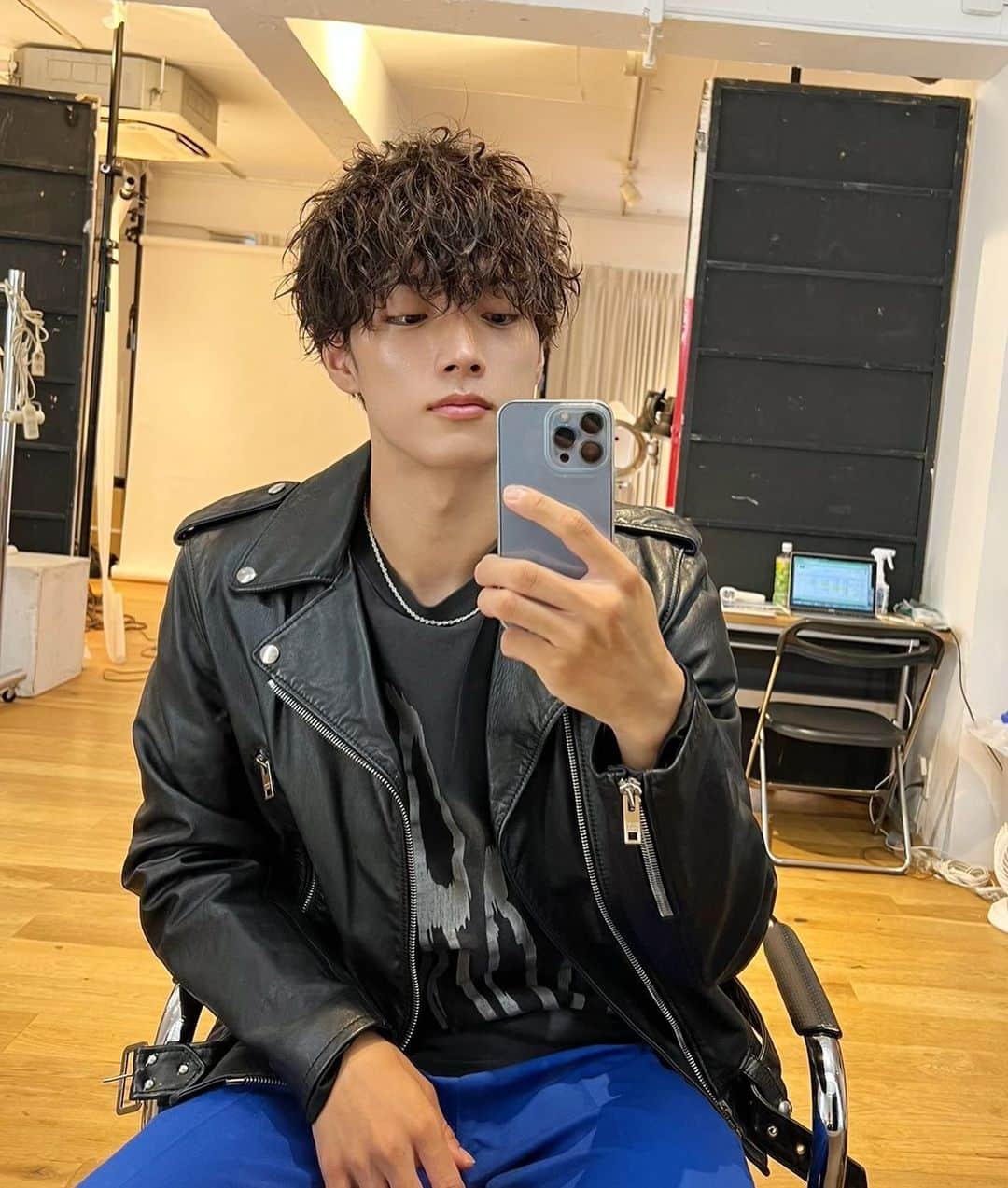 のインスタグラム：「明日で俳優デビューして一年が経つのでお知らせ致します🫡  みんなに楽しんでもらえるのなら大阪から東京まで逆立ちでいきます！ ぐらいの気持ちでこれからも頑張ります😉  ふざけてる写真もありますな。」