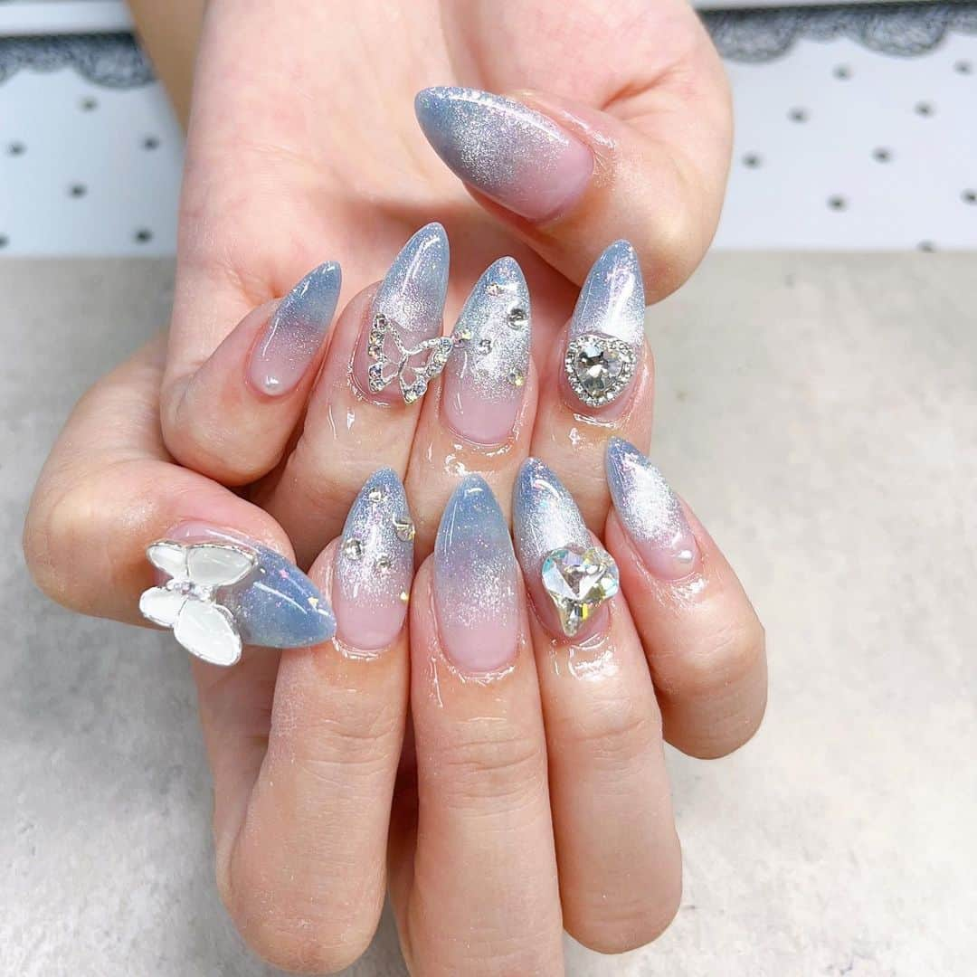 嶋谷愛（あいちゅん）のインスタグラム：「. おにゅーなネイル💅 マグネットネイルを グラデーションに🦋💎 かわよい。おきにいり たまにはブルーもありです。 . . . #水色向上委員会 #スカルプネイル #ジェルネイル #ネイルデザイン #トレンドネイル #ワンホンネイル #マグネットネイル #nail #magnetnails #韓国ネイル #水色ネイル #네일 #네일디자인 #네일아트」