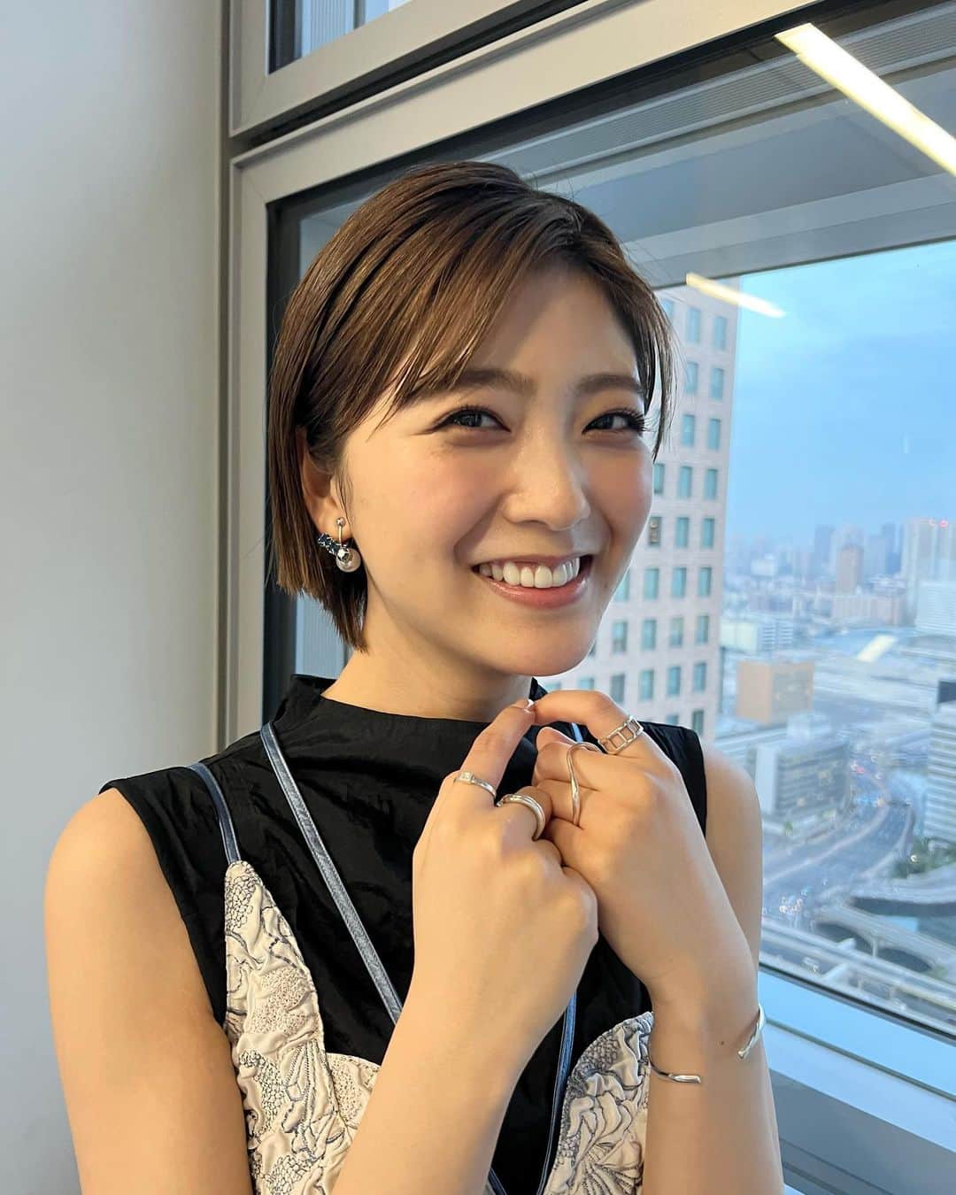 工藤美桜のインスタグラム：「上田と女が吠える夜 お衣装やアクセサリーちゃんたちです💍 メイクもお衣装もぜーんぶ可愛くて幸せです🥰  fashion  @murralofficial accessory  @mex_handmade @kumpel_by_p @enn._official @caki.jewelry @tomomi.s_jewelry shoes  @dianashoespress  👗　@stylistmikuishikawa  💄　@akiyamahitomi09」