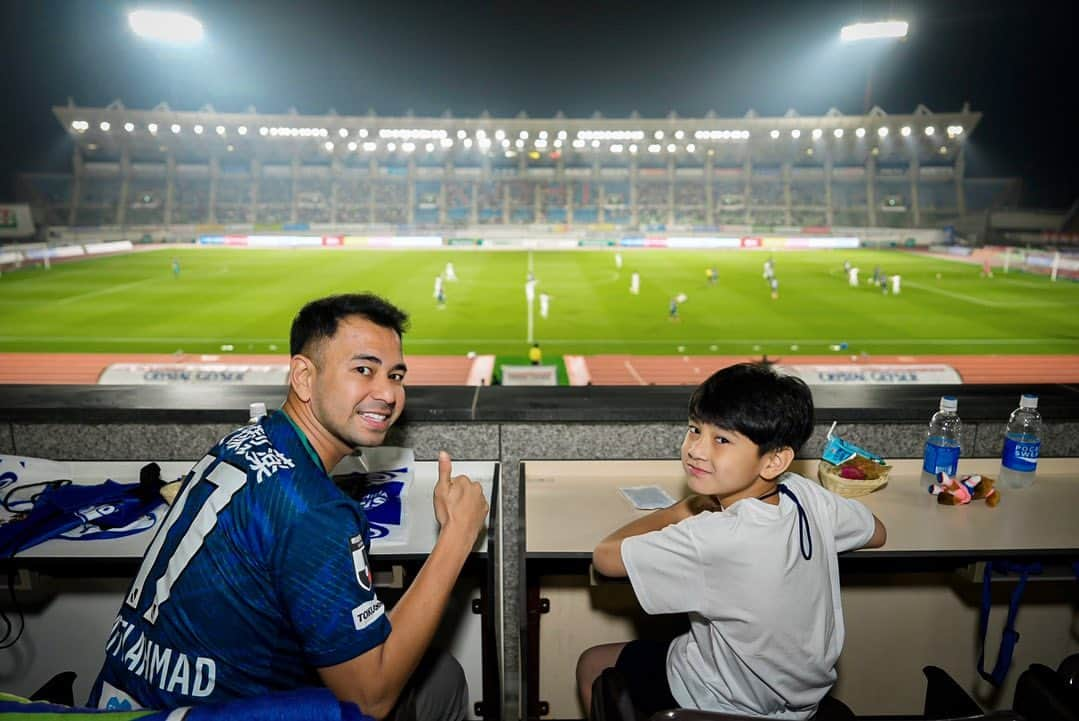 Raffi Ahmadさんのインスタグラム写真 - (Raffi AhmadInstagram)「Thank You For today its Amazing day !!!  Yeaaaaah .... Enjoy Match @jleagueintl /@tokushima_vortis in Stadium @pocariid !!!! Amazing Experience🔥🇯🇵 📸 @24olik / @armanfebryan」5月17日 22時43分 - raffinagita1717