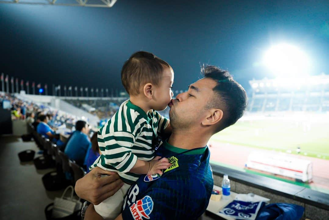 Raffi Ahmadさんのインスタグラム写真 - (Raffi AhmadInstagram)「Thank You For today its Amazing day !!!  Yeaaaaah .... Enjoy Match @jleagueintl /@tokushima_vortis in Stadium @pocariid !!!! Amazing Experience🔥🇯🇵 📸 @24olik / @armanfebryan」5月17日 22時43分 - raffinagita1717