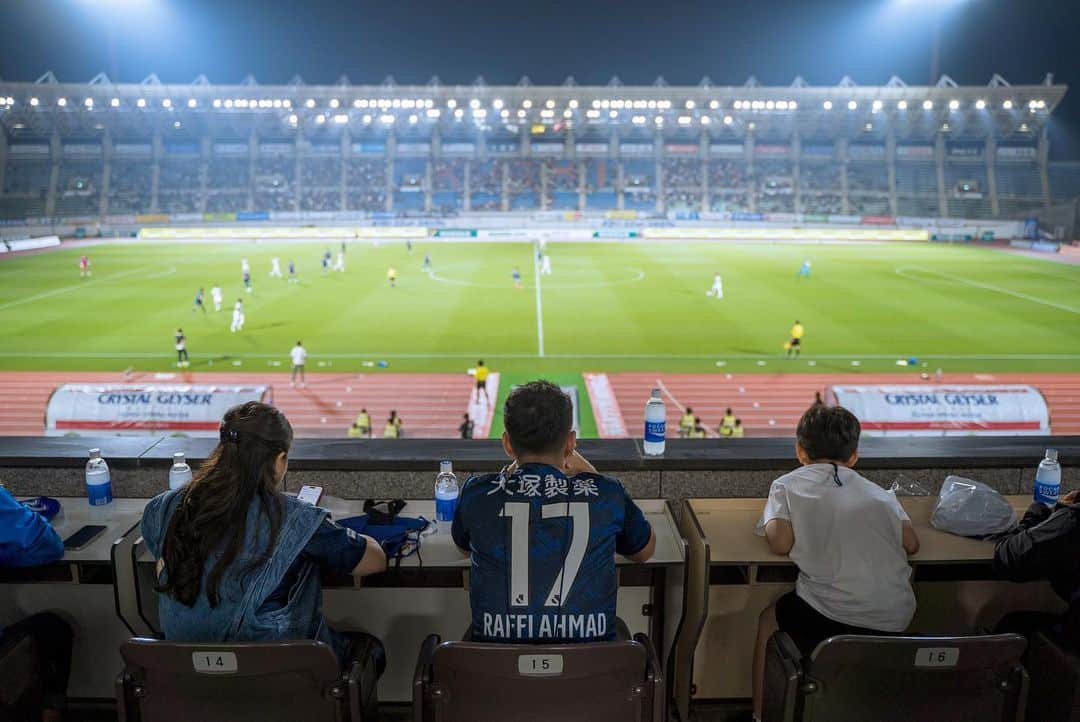 Raffi Ahmadさんのインスタグラム写真 - (Raffi AhmadInstagram)「Thank You For today its Amazing day !!!  Yeaaaaah .... Enjoy Match @jleagueintl /@tokushima_vortis in Stadium @pocariid !!!! Amazing Experience🔥🇯🇵 📸 @24olik / @armanfebryan」5月17日 22時43分 - raffinagita1717