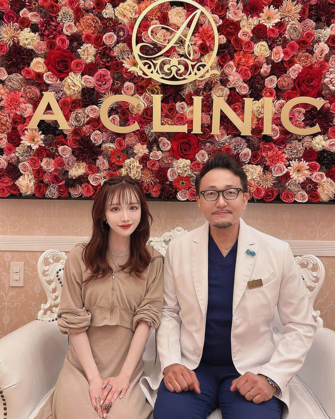 ちーちゃんさんのインスタグラム写真 - (ちーちゃんInstagram)「🥼  約１年ぶりに @a_clinic_nagoyaの 住田先生 @aclinic_sumita に Aスレッドをしていただいた♡  先生が部屋に入ってきた瞬間 お久しぶりですーって 思わず手を振ってしまった🤣👋 そのくらい気さくで優しい先生だから 安心してお任せできるんだ🥹  顔の左右差が気になることと 顔を縦にキュッと引き締めたいって カウンセリングで伝えて、 見事悩みをそのまま打ち消すような 仕上がりにしてくれました🥹✨  顔がシュッとしたおかげで after今までと同じ加工設定で撮ったら おかしなことになったから 設定変えなきゃ🤣🤳💕  施術中もずーと声かけてくれて 先生もスタッフのみなさんも本当に 優しくてリラックスして過ごせるよ😌  他の患者さんとは絶対に 会うことのないよう工夫されていたり 相変わらず配慮も素晴らしい クリニックでした🏥  スマイルリップとか 他のメニューも気になるな💋  #aスレッド #糸リフト #aclinic #aclinic銀座 #aclinic横浜 #aclinic新宿 #aclinic名古屋 #aclinic大阪 #aclinic福岡#aclinic池袋 #aclinic仙台 #aクリニック #エークリニック #小顔 #スレッドリフト#小顔整形#たるみ改善 #リフトアップ #美容外科 #美容皮膚科 #美容クリニック#住田篤紀」5月17日 22時53分 - ___c.chan__