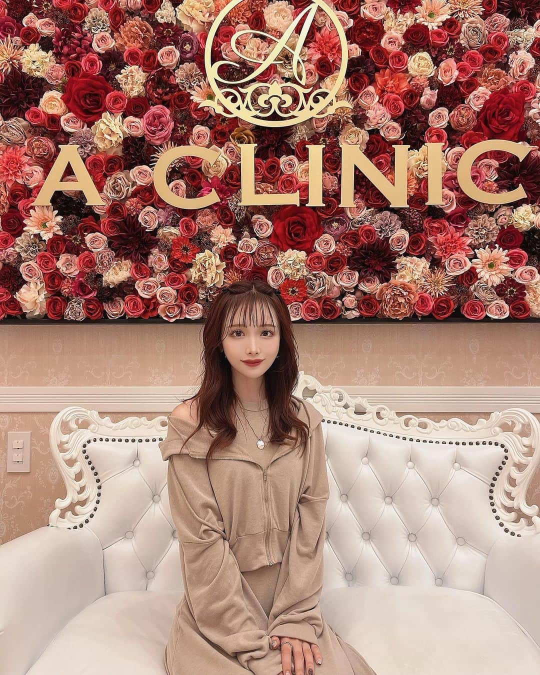 ちーちゃんさんのインスタグラム写真 - (ちーちゃんInstagram)「🥼  約１年ぶりに @a_clinic_nagoyaの 住田先生 @aclinic_sumita に Aスレッドをしていただいた♡  先生が部屋に入ってきた瞬間 お久しぶりですーって 思わず手を振ってしまった🤣👋 そのくらい気さくで優しい先生だから 安心してお任せできるんだ🥹  顔の左右差が気になることと 顔を縦にキュッと引き締めたいって カウンセリングで伝えて、 見事悩みをそのまま打ち消すような 仕上がりにしてくれました🥹✨  顔がシュッとしたおかげで after今までと同じ加工設定で撮ったら おかしなことになったから 設定変えなきゃ🤣🤳💕  施術中もずーと声かけてくれて 先生もスタッフのみなさんも本当に 優しくてリラックスして過ごせるよ😌  他の患者さんとは絶対に 会うことのないよう工夫されていたり 相変わらず配慮も素晴らしい クリニックでした🏥  スマイルリップとか 他のメニューも気になるな💋  #aスレッド #糸リフト #aclinic #aclinic銀座 #aclinic横浜 #aclinic新宿 #aclinic名古屋 #aclinic大阪 #aclinic福岡#aclinic池袋 #aclinic仙台 #aクリニック #エークリニック #小顔 #スレッドリフト#小顔整形#たるみ改善 #リフトアップ #美容外科 #美容皮膚科 #美容クリニック#住田篤紀」5月17日 22時53分 - ___c.chan__