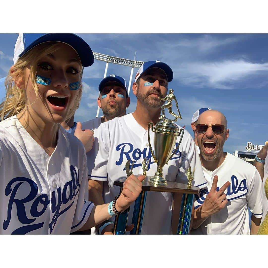 キャサリン・マクナマラさんのインスタグラム写真 - (キャサリン・マクナマラInstagram)「Some #SeriousFun from #BigSlickKC’s past! Less than 3 weeks til this year’s events benefitting @childrensmercy. Tickets, info, and auction access here: www.bigslickkc.org  🎟️🥎💙 @bigslickkc @kcroyals @sherylcrow @ericstonestreet @davidkoechner @robriggle #PaulRudd #JasonSudeikis  @kevinprahm @martinstarr @hjosment @garyanthonywilliams @mrjoshhopkins @sammlevine @adamdevine @charlie_day @potashtwins @weemissbea @heidilgardner @andreasavage @gingerthejester @selenagomez @chrisdaughtry @zacharylevi @dqp47 @sethzog @randyflagler」5月17日 22時47分 - kat.mcnamara