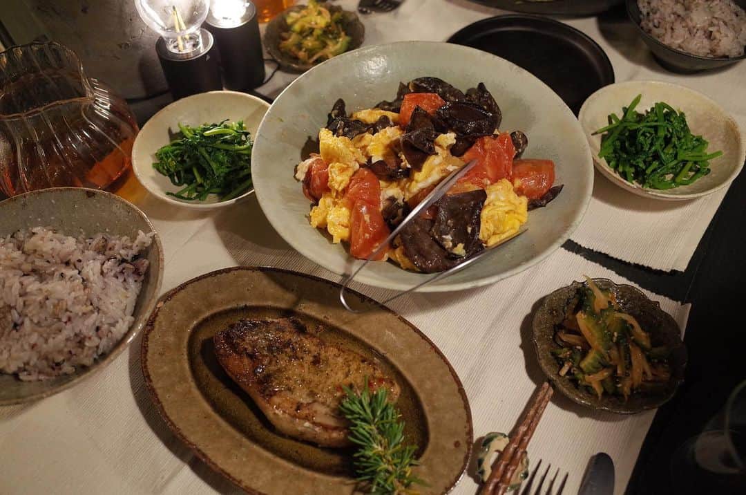 のインスタグラム：「昨日は久しぶりに、大好きなみなかみに行けた⛰️  よって翌日の夕飯は みなかみの道の駅で買ったトマト、きくらげ、つみ菜に、育風堂で買ったお肉🍖 天気さえ良ければ毎日ベランダでごはん食べてる。」
