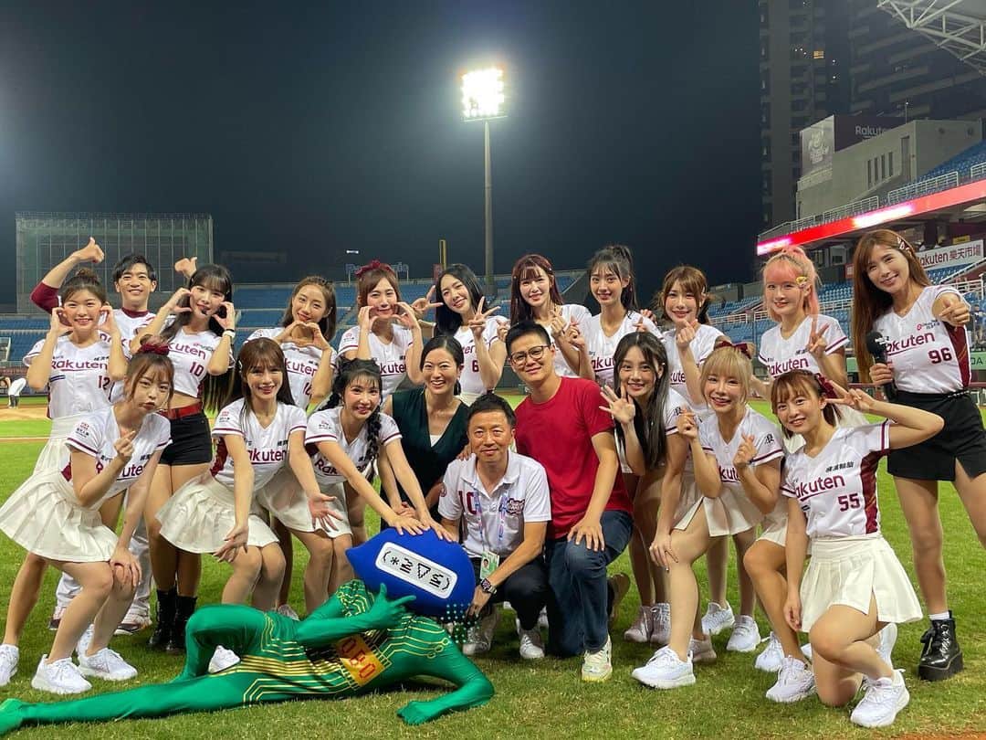 煌月爽矢のインスタグラム：「. . 耶〜 今天的棒球比賽樂天贏了喔✨✨ 恭喜恭喜🙌  我喜歡在現場感到很熱鬧的氣氛( ⸝⸝⸝⁼̴́◡︎⁼̴̀⸝⸝⸝)  楽天モンキーズの試合✨✨ 盛り上がっててやっぱり現場で見るのが一番楽しい！ 台湾の野球は日本と違って…観客がガチで踊り狂ってます（笑）それ見るの楽しい！  これが有名な楽天チアガールズでーす😋  #樂天啦啦隊 #樂天桃猿  #桃園棒球場」