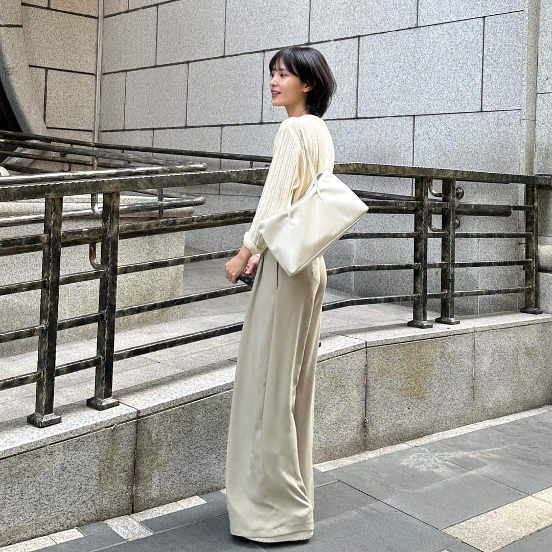 吳子霏（Ellen Wu）のインスタグラム：「覺得想再多也想不通的話 就去睡覺 屢試不爽的好辦法 但這篇的重點是 橫跨四月和五月的日子」