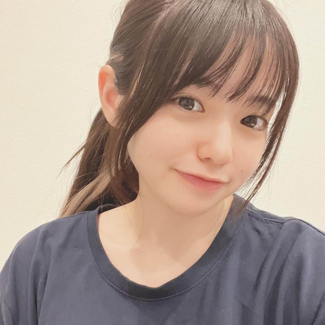 大塚美波のインスタグラム：「最近使ってめっちゃ良かったもの！！！  この夏、買うべき、使うべき化粧下地は、これ！！！！ これ一本で日焼け止め、下地が解決するの！！ 紫外線対策、日焼け止め効果があるからホンマに最高😭  化粧ノリや肌悩みに合わせてカラーが選べるからカラー展開豊富で嬉しい🥹  この2色よく使うで！！！   ● CICA UVトーンアップベース スキンピーチ 黄みを消して血色感を灯す🔦 血色感が欲しい肌、青白い肌  ●CICA UVトーンアップベース ミント 赤みを消して自然な明るさに灯す🔦 赤みが気になる肌  ＠vtcosmetics_japan @vtcosmetics_official  https://www.qoo10.jp/g/904911990  #今日のカラーは #今日のメイク #ベースメイク #日焼け止め #化粧下地 #下地 #トーンアップ #コントロールカラー #VTコスメ #1日1CICA#ノーファンデ #UVケア#vt_ノーファンデ」