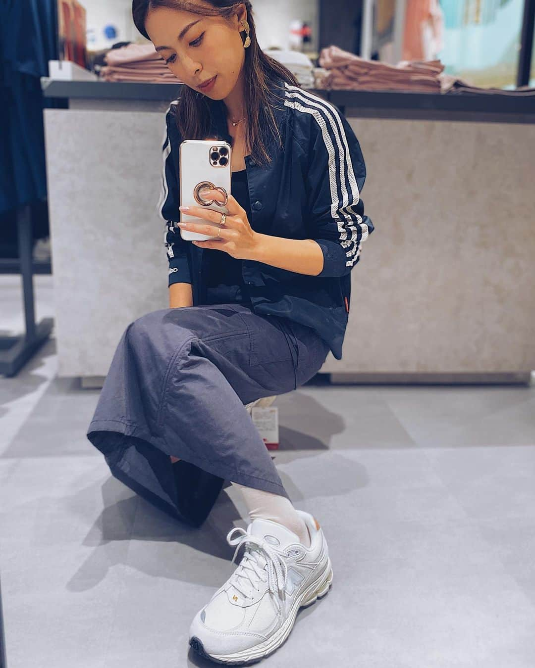 高橋菜摘のインスタグラム：「👟 新しくopenしたnew balanceへ行って来ました🤍 今回、湘南エリア初出店㊗️🎉 @terracemall.shonan の1階に入ったよ✔︎ ここはlifestyle storeだから shoesだけじゃなくapparelの提案も。  そしてせっかくなので人生で初めて 足のサイズを計測してもらいました🐾 3Dスキャンで自分の足にフィットする シューズを提案してもらったの🥹 スタッフさんの説明も分かりやすくて 自分の足の形をようやく理解した！  おすすめを試着してみたらすごく心地よくて 確実にこの先の靴選びが変わってくる👟 次はkidsも連れて来てやってもらおう👦🏽👧🏼 動き回る子達連れて試着しても 本当にこのサイズでいいのかな？って思う事もあるから 我が子に合うキッズシューズの事理解しておこうっと💯  あ〜やっぱりNB可愛くて 5足くらい欲しい靴あったよ←  @newbalance  @newbalancelifestyle  #ニューバランス #newbalance  #ニューバランステラスモール湘南 #テラスモール湘南 #shoes #nb」