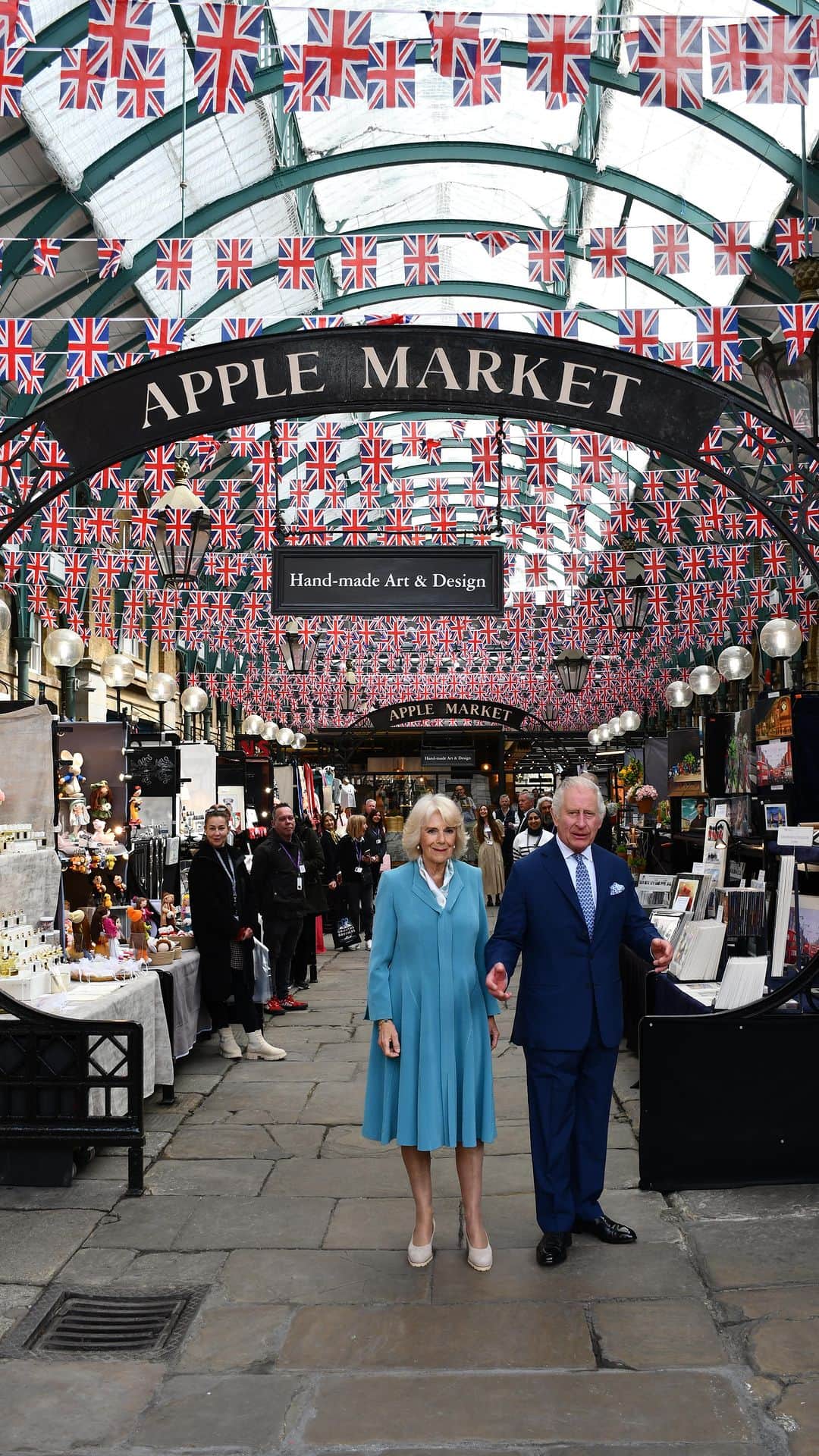 ロイヤル・ファミリーのインスタグラム：「👋 On Their Majesties’ first joint visit since the Coronation, The King and The Queen met members of the local community, businesses and market traders at Covent Garden in London.  At St Paul’s Church, also known as the Actors’ Church, Their Majesties also met community theatre groups including the Drama for Healing group, which was set-up to support women who have experienced domestic abuse.」
