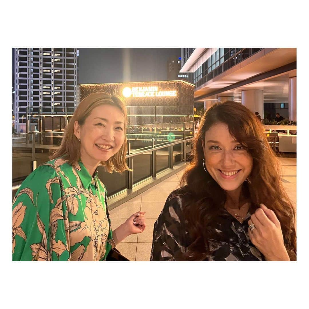 阿部洋子さんのインスタグラム写真 - (阿部洋子Instagram)「𓌉𓇋 ‎🥩🍗🍖🐄⸒⸒  LiLiCoさんと一緒にごはんへ✨ 肉食なふたりでもりもりバクバク🥂  美味しいし、 ロケーションもステキだしまた行きたいな🎶  テラス席のカウンターBARがほんとよき🙆🏻‍♀️  #allgood813 を聞いてくださってる方にも会えたー！  #美味しゅうございました   #肉食女子 #tbonesteak #lilico   #thebenjaminsteakhouse」5月17日 22時56分 - hirocoring